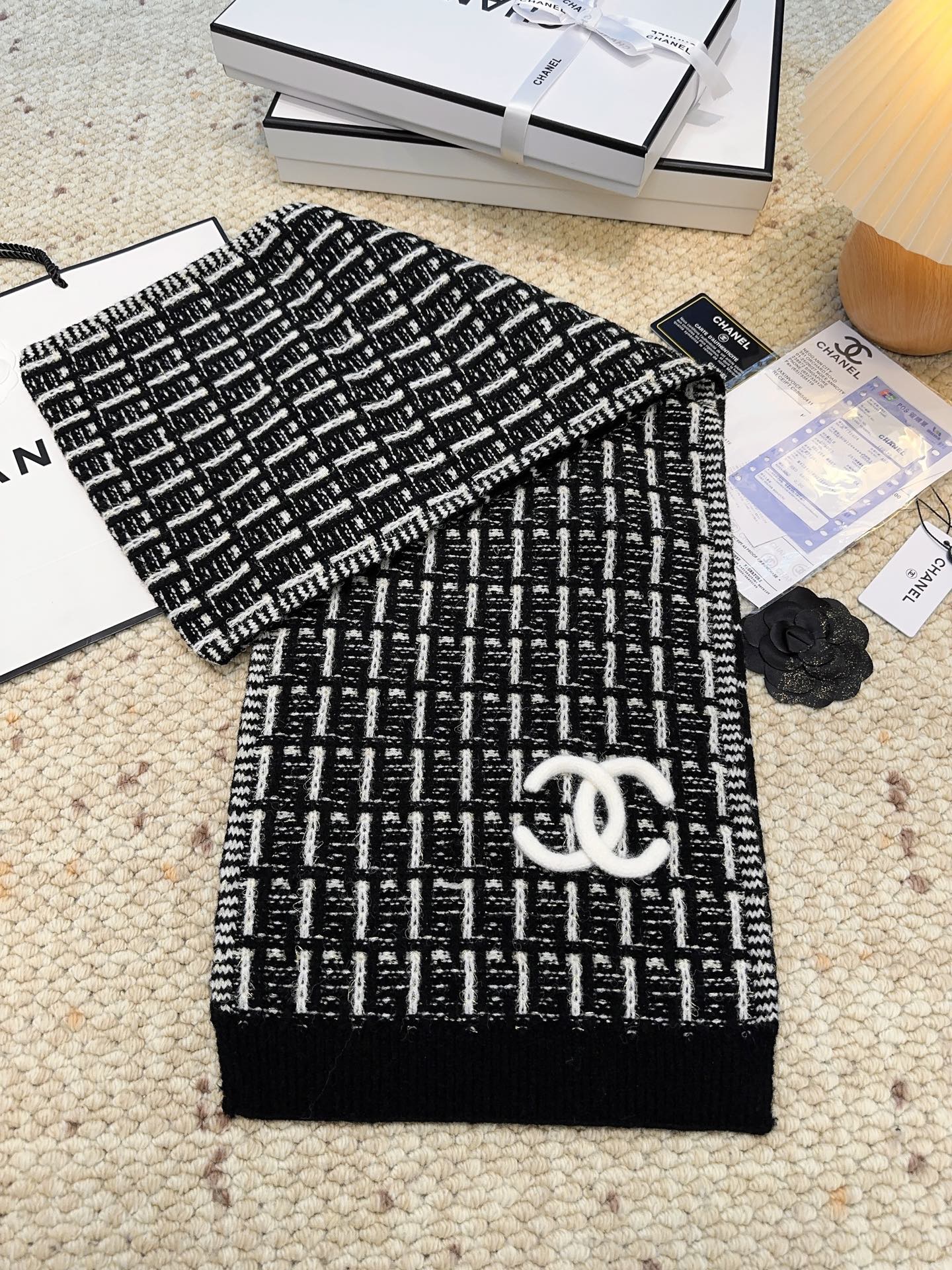 CHANEL【新款来袭】香奈儿专柜最新编织系列！这是一个特别稀有的款式，这也是小香家第一款采用纯色针织工