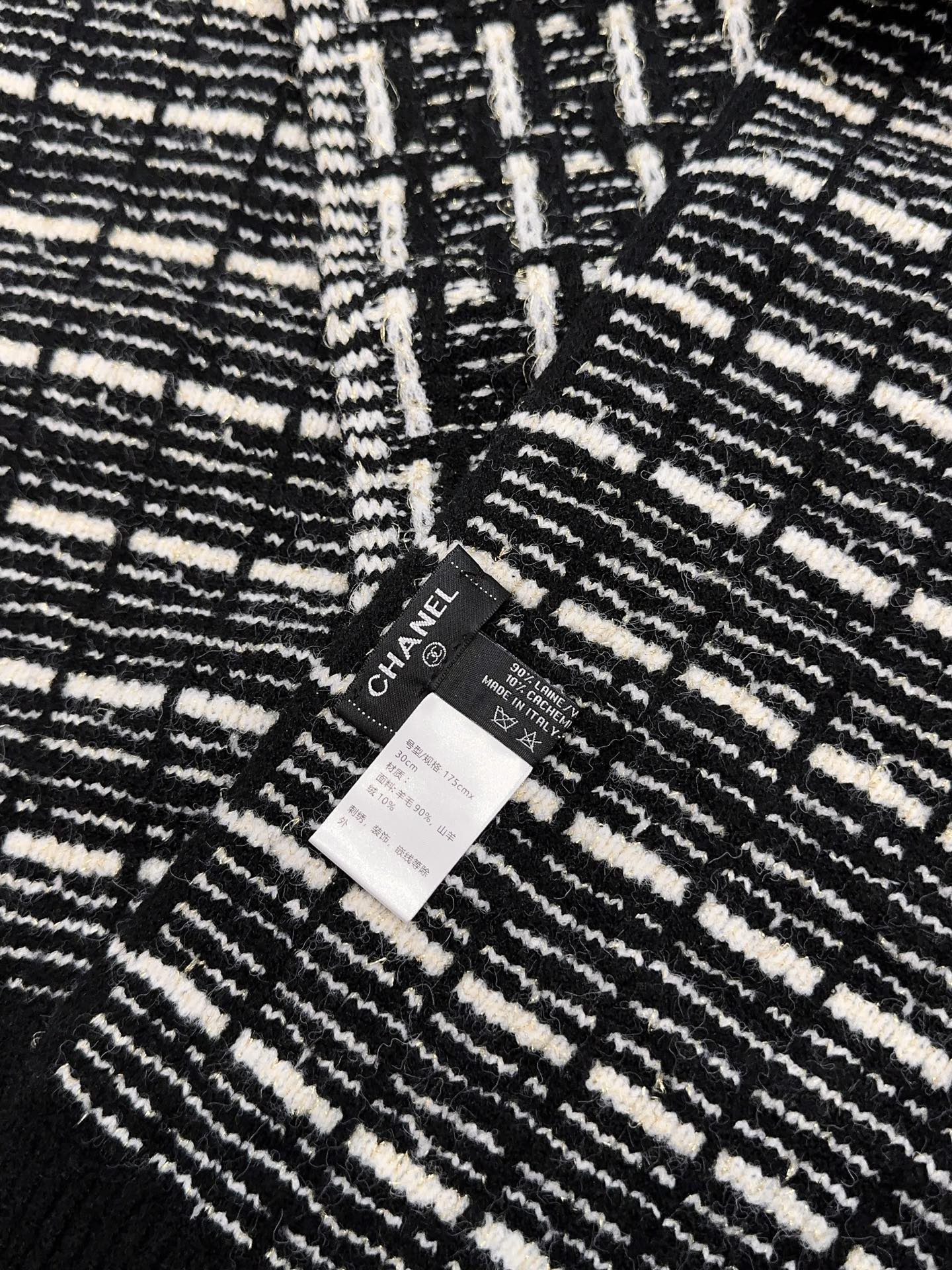 CHANEL【新款来袭】香奈儿专柜最新编织系列！这是一个特别稀有的款式，这也是小香家第一款采用纯色针织工