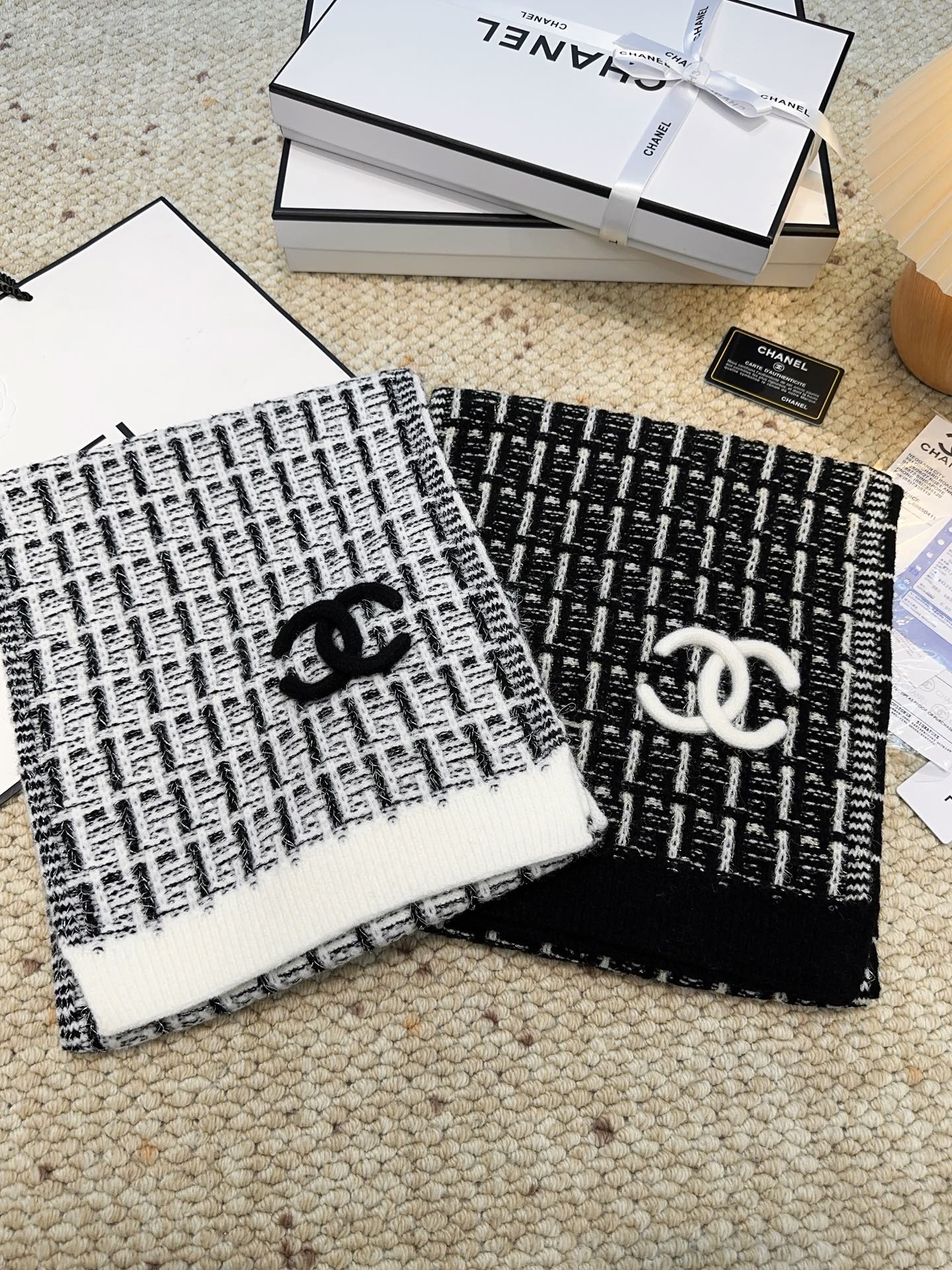 CHANEL【新款来袭】香奈儿专柜最新编织系列！这是一个特别稀有的款式，这也是小香家第一款采用纯色针织工