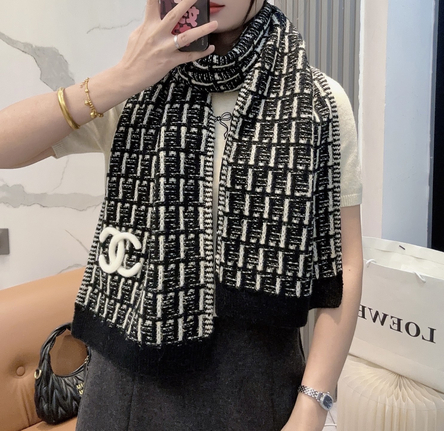 CHANEL【新款来袭】香奈儿专柜最新编织系列！这是一个特别稀有的款式，这也是小香家第一款采用纯色针织工