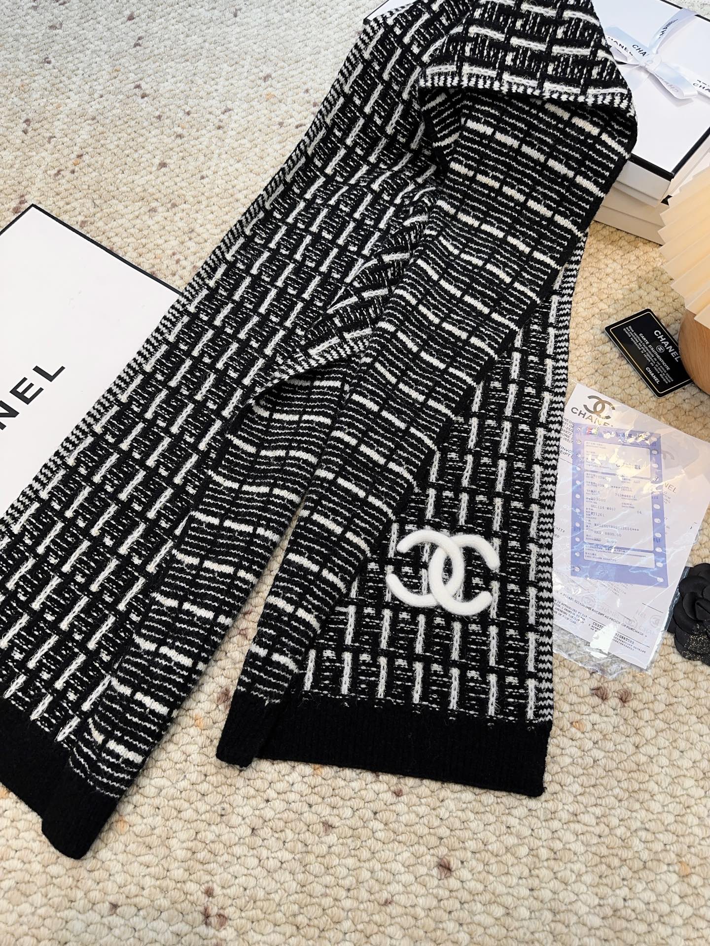 CHANEL【新款来袭】香奈儿专柜最新编织系列！这是一个特别稀有的款式，这也是小香家第一款采用纯色针织工