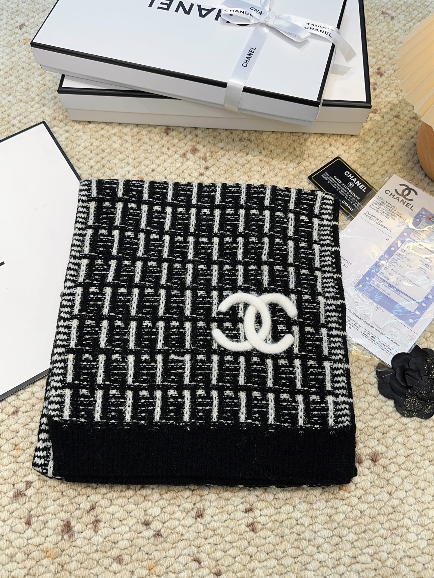 CHANEL【新款来袭】香奈儿专柜最新编织系列！这是一个特别稀有的款式，这也是小香家第一款采用纯色针织工