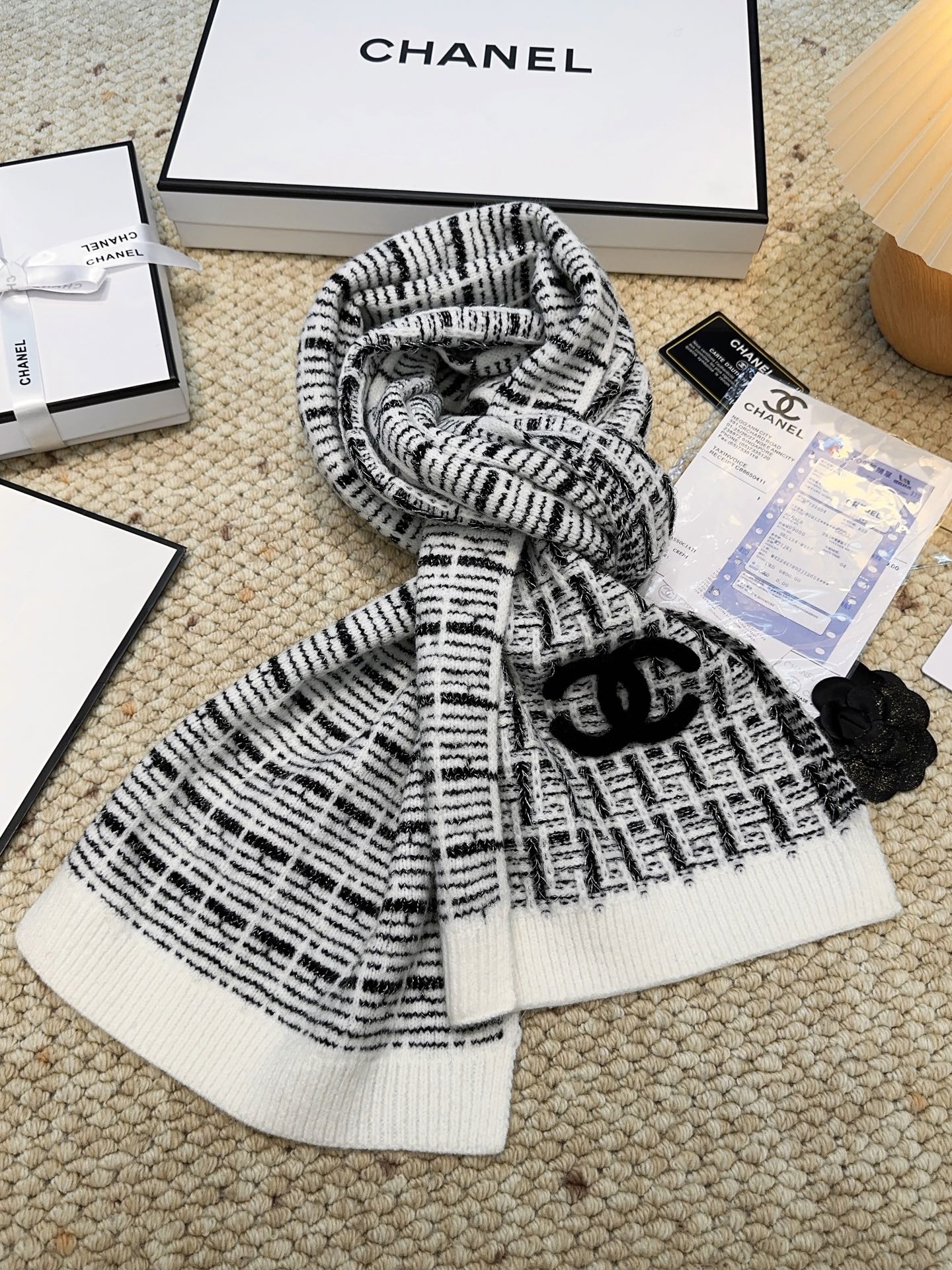 CHANEL【新款来袭】香奈儿专柜最新编织系列！这是一个特别稀有的款式，这也是小香家第一款采用纯色针织工