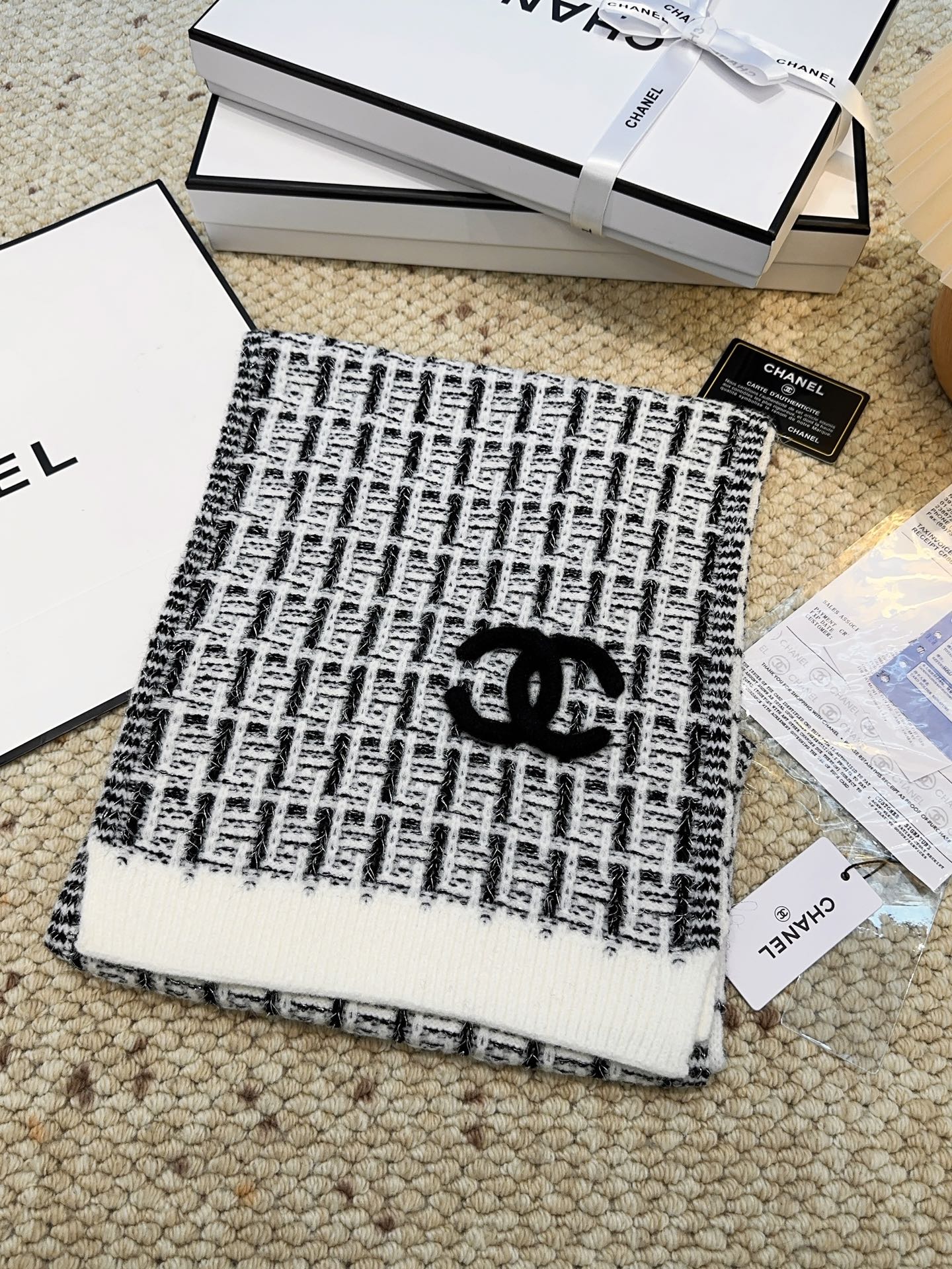 CHANEL【新款来袭】香奈儿专柜最新编织系列！这是一个特别稀有的款式，这也是小香家第一款采用纯色针织工