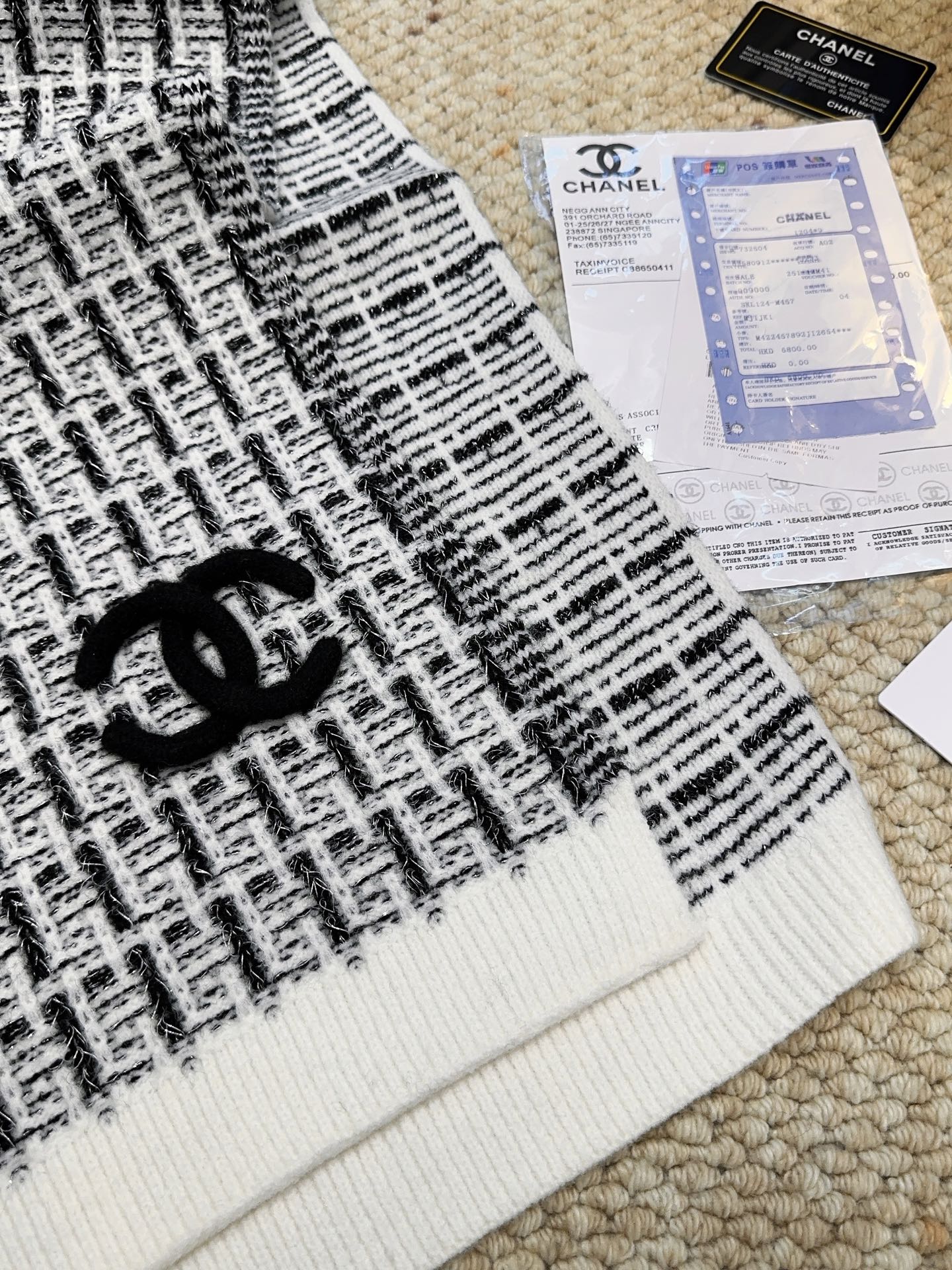 CHANEL【新款来袭】香奈儿专柜最新编织系列！这是一个特别稀有的款式，这也是小香家第一款采用纯色针织工