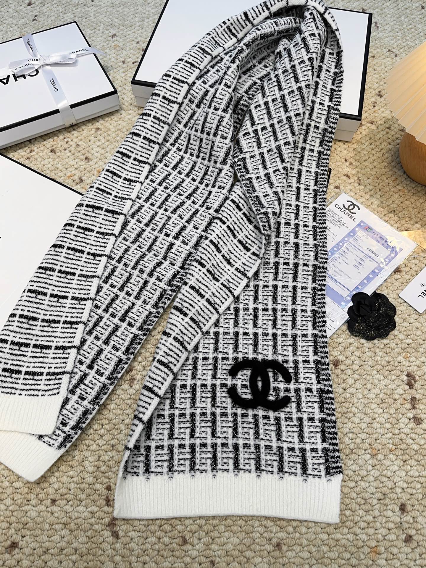 CHANEL【新款来袭】香奈儿专柜最新编织系列！这是一个特别稀有的款式，这也是小香家第一款采用纯色针织工