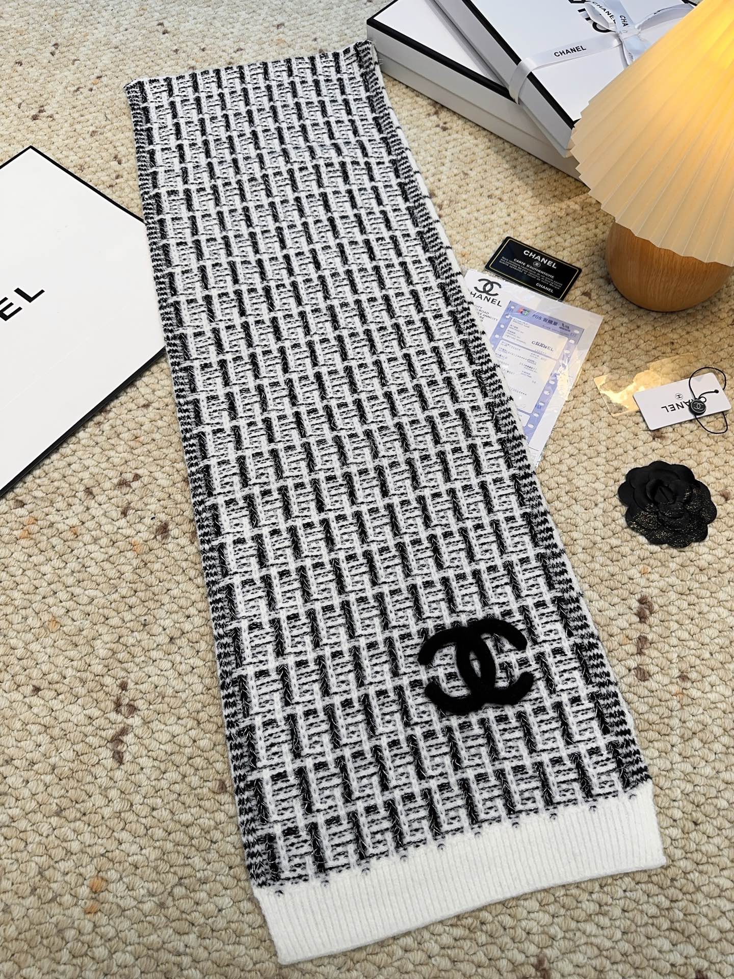CHANEL【新款来袭】香奈儿专柜最新编织系列！这是一个特别稀有的款式，这也是小香家第一款采用纯色针织工