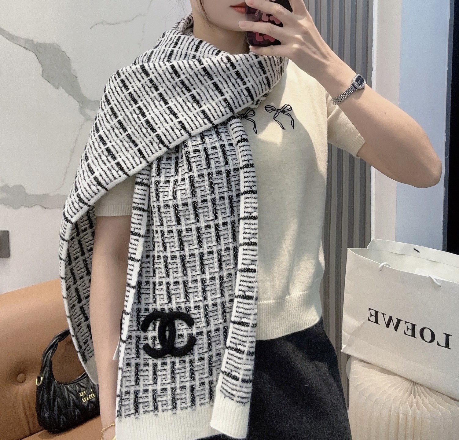 CHANEL【新款来袭】香奈儿专柜最新编织系列！这是一个特别稀有的款式，这也是小香家第一款采用纯色针织工