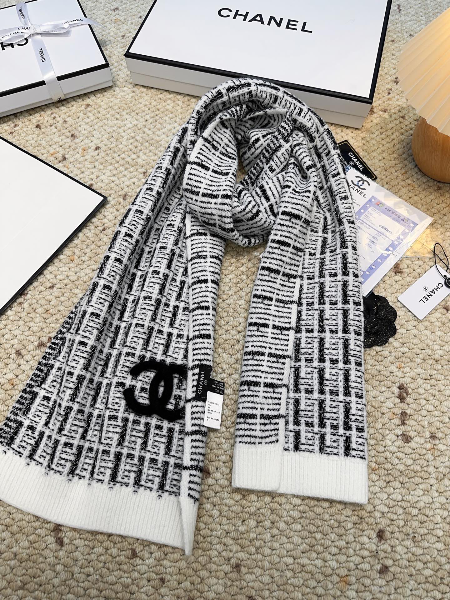CHANEL【新款来袭】香奈儿专柜最新编织系列！这是一个特别稀有的款式，这也是小香家第一款采用纯色针织工