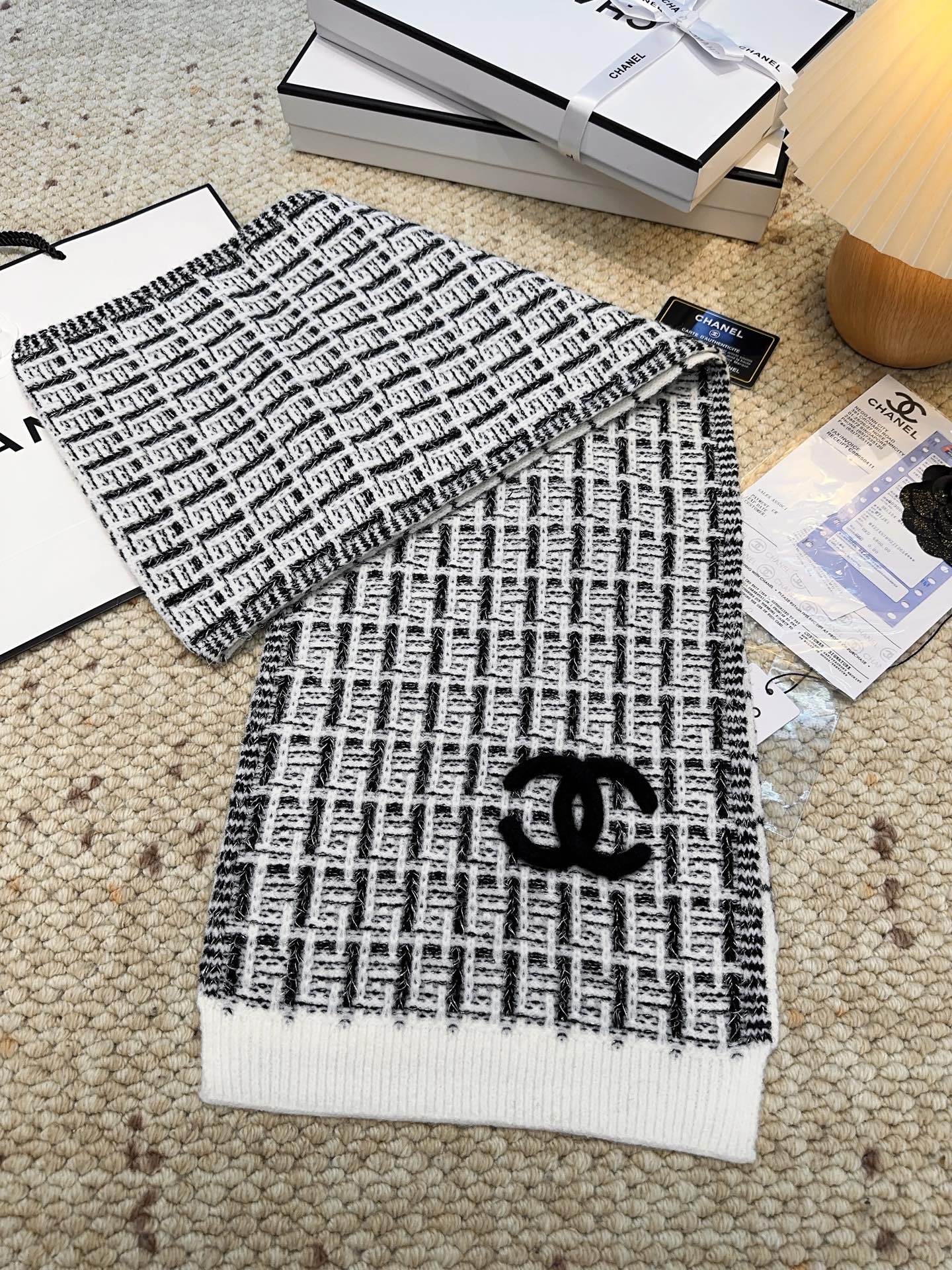 CHANEL【新款来袭】香奈儿专柜最新编织系列！这是一个特别稀有的款式，这也是小香家第一款采用纯色针织工