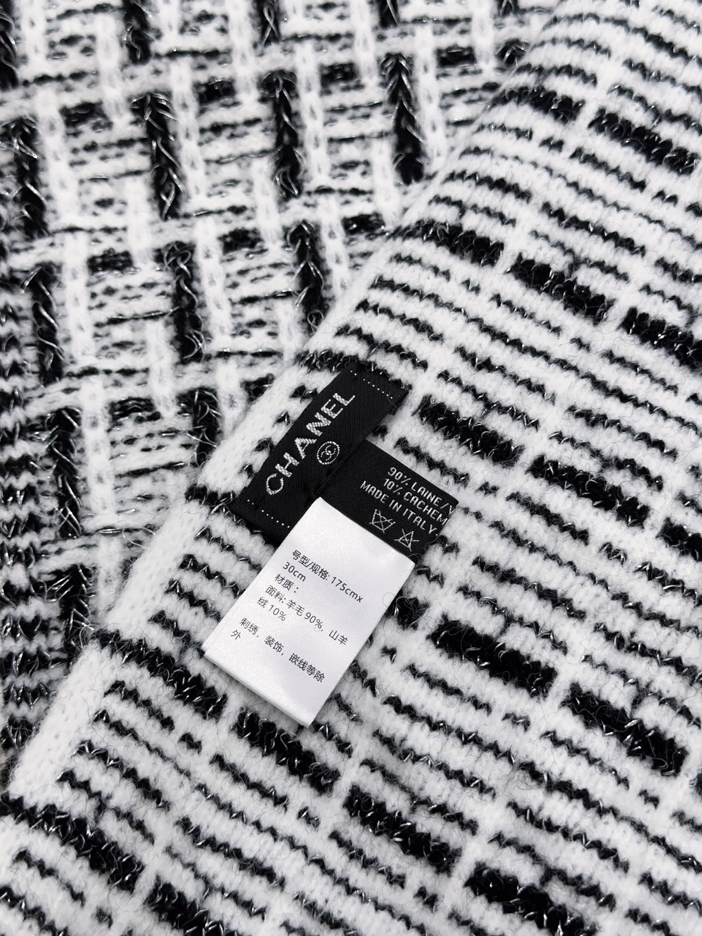 CHANEL【新款来袭】香奈儿专柜最新编织系列！这是一个特别稀有的款式，这也是小香家第一款采用纯色针织工