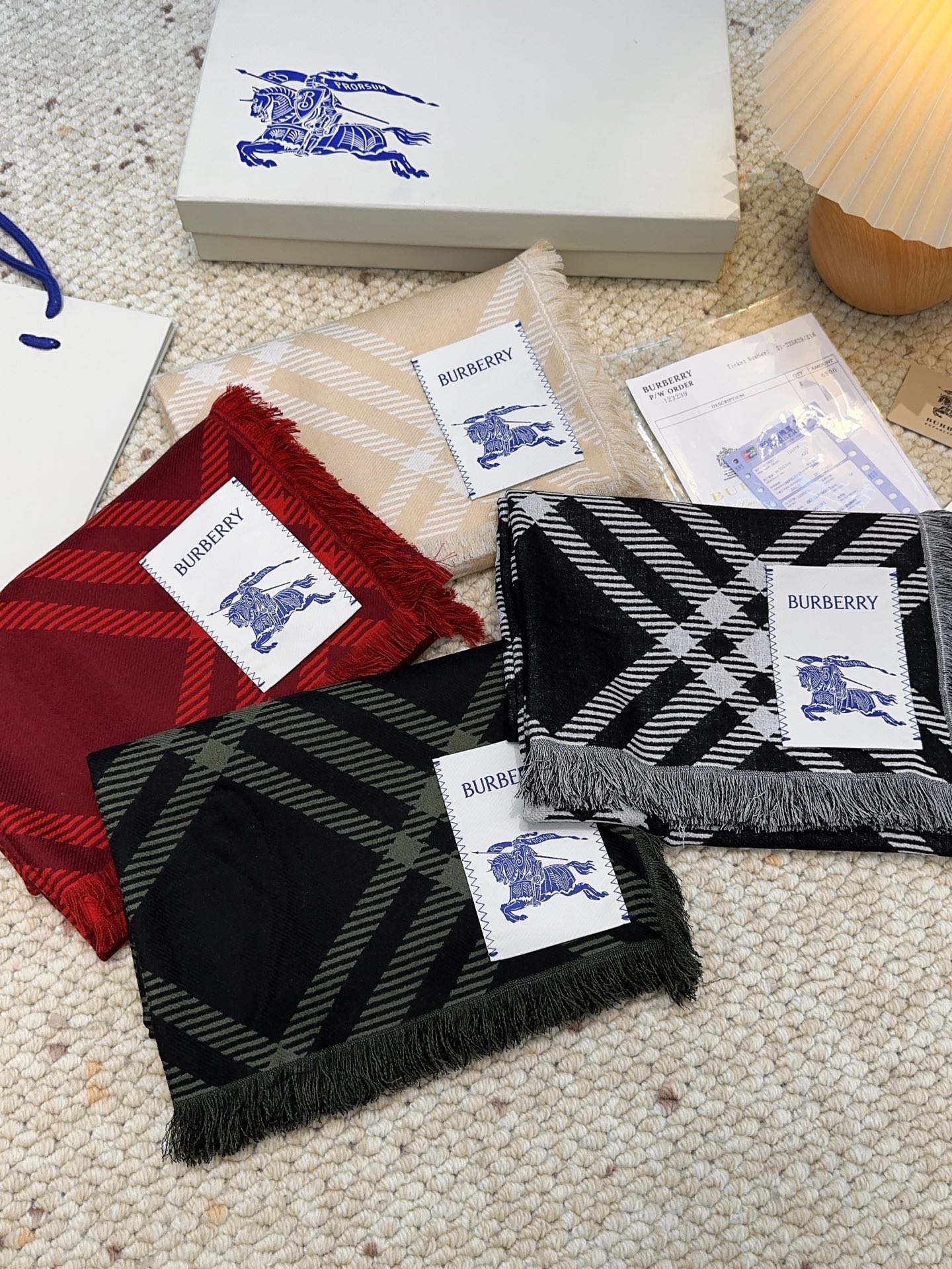 𝐁𝐔𝐑𝐁𝐄𝐑𝐑𝐘 • 𝟐𝟓ꫛꫀꪝ《骑士格纹长巾》张婧仪同款，原单品质！Size：200x65cm 70%