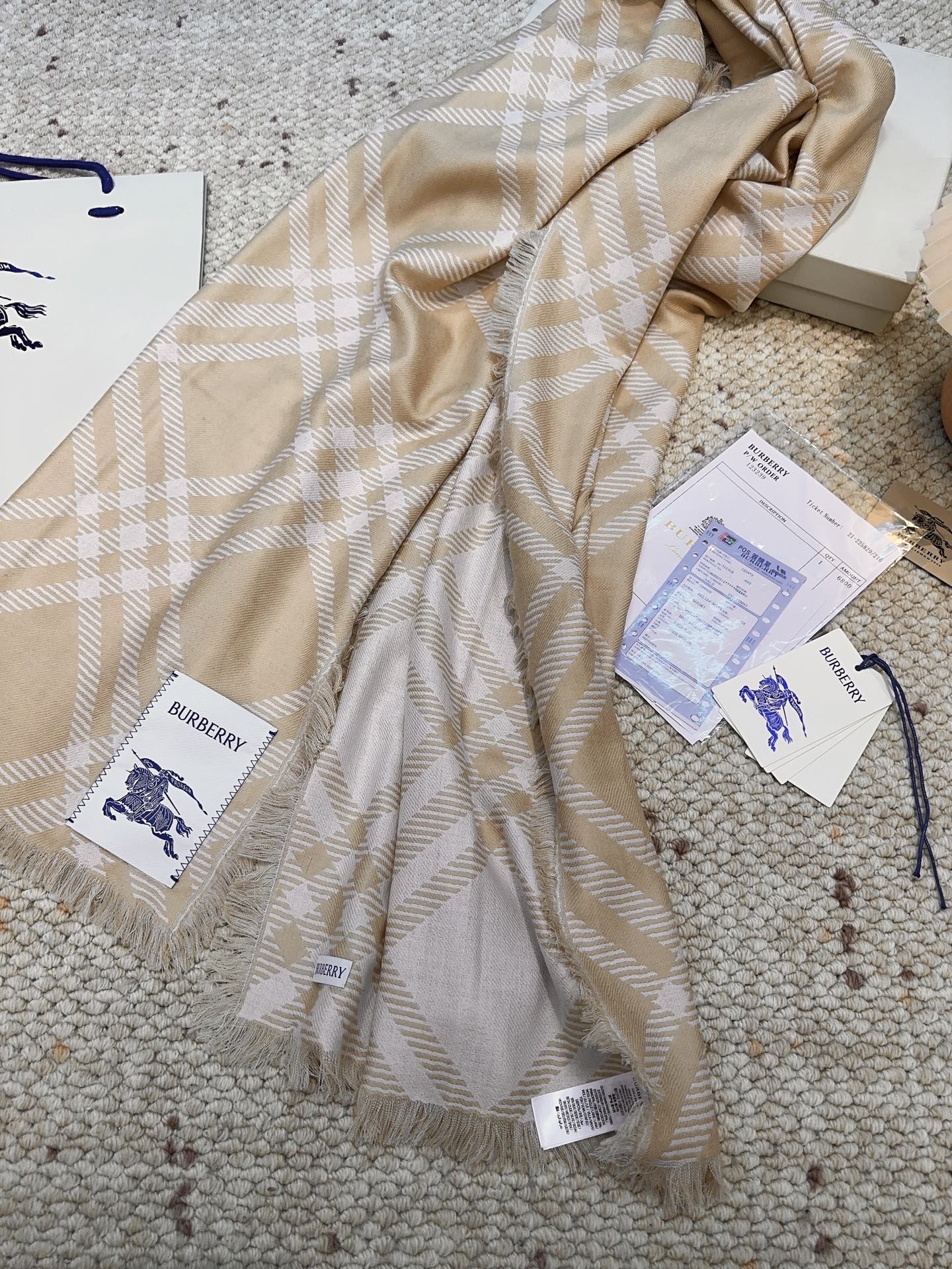 𝐁𝐔𝐑𝐁𝐄𝐑𝐑𝐘 • 𝟐𝟓ꫛꫀꪝ《骑士格纹长巾》张婧仪同款，原单品质！Size：200x65cm 70%