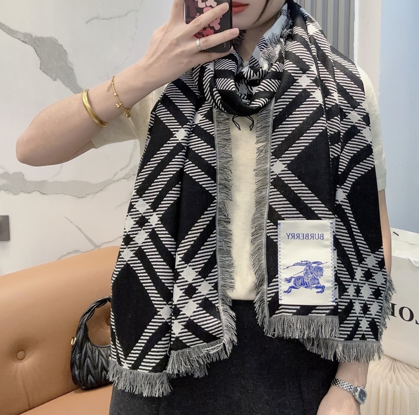 𝐁𝐔𝐑𝐁𝐄𝐑𝐑𝐘 • 𝟐𝟓ꫛꫀꪝ《骑士格纹长巾》张婧仪同款，原单品质！Size：200x65cm 70%