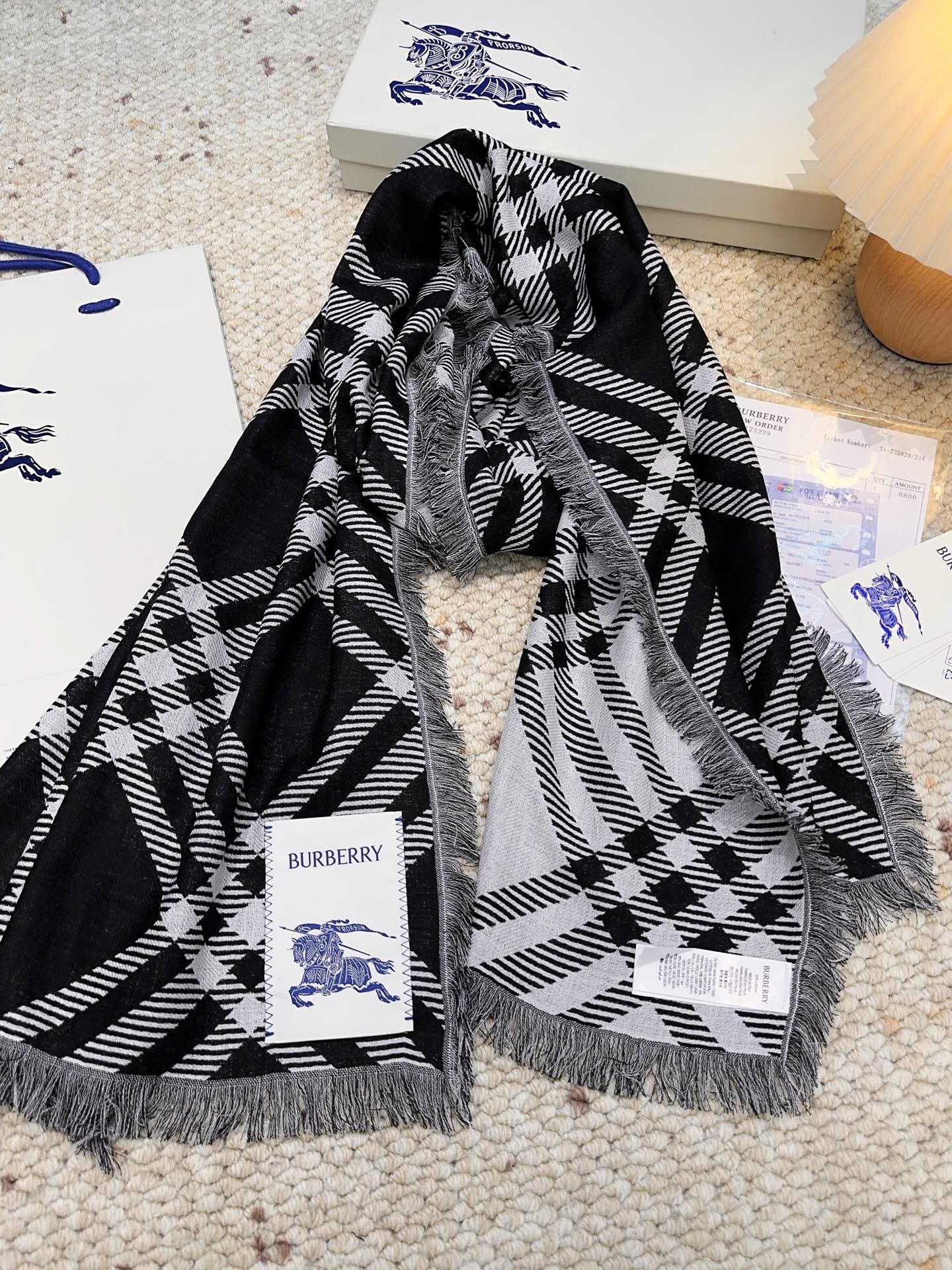 𝐁𝐔𝐑𝐁𝐄𝐑𝐑𝐘 • 𝟐𝟓ꫛꫀꪝ《骑士格纹长巾》张婧仪同款，原单品质！Size：200x65cm 70%