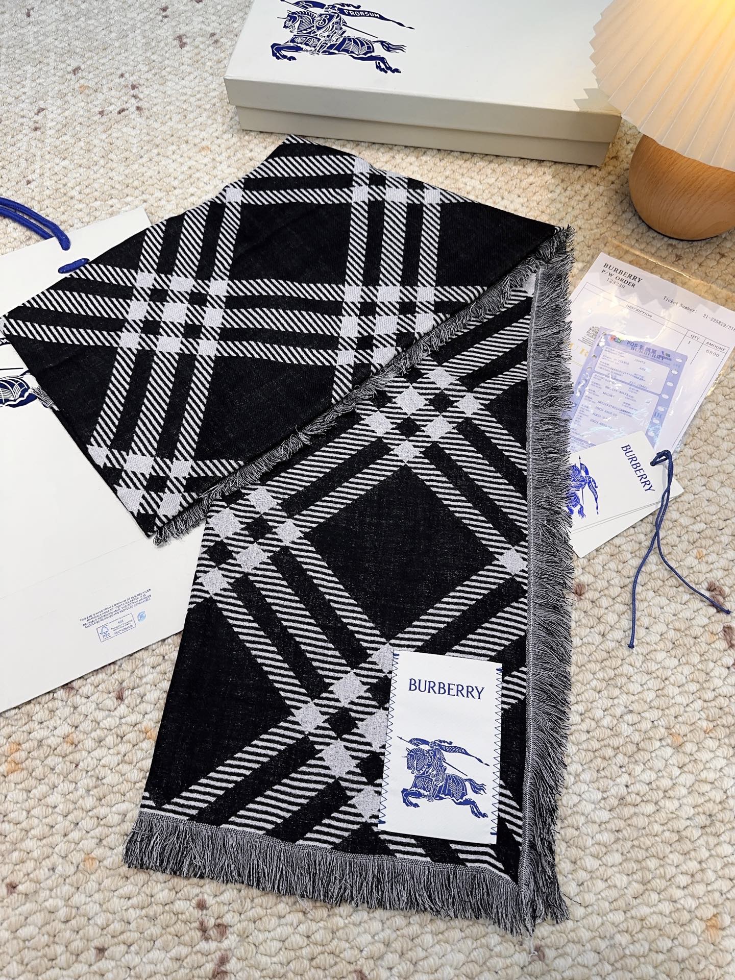 𝐁𝐔𝐑𝐁𝐄𝐑𝐑𝐘 • 𝟐𝟓ꫛꫀꪝ《骑士格纹长巾》张婧仪同款，原单品质！Size：200x65cm 70%