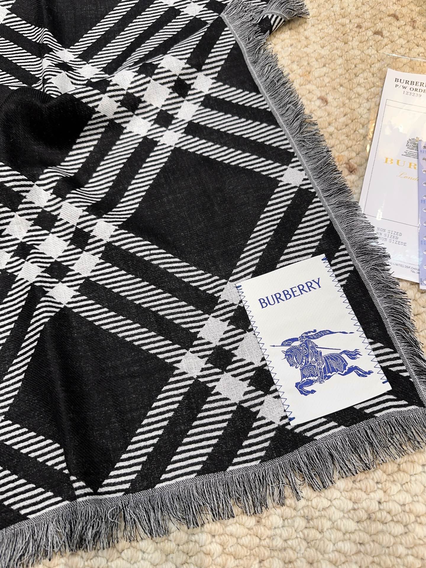 𝐁𝐔𝐑𝐁𝐄𝐑𝐑𝐘 • 𝟐𝟓ꫛꫀꪝ《骑士格纹长巾》张婧仪同款，原单品质！Size：200x65cm 70%