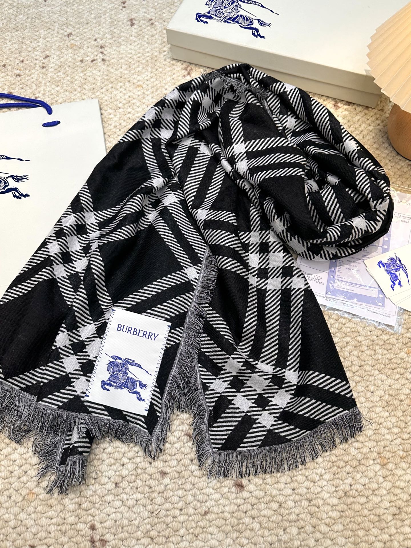 𝐁𝐔𝐑𝐁𝐄𝐑𝐑𝐘 • 𝟐𝟓ꫛꫀꪝ《骑士格纹长巾》张婧仪同款，原单品质！Size：200x65cm 70%