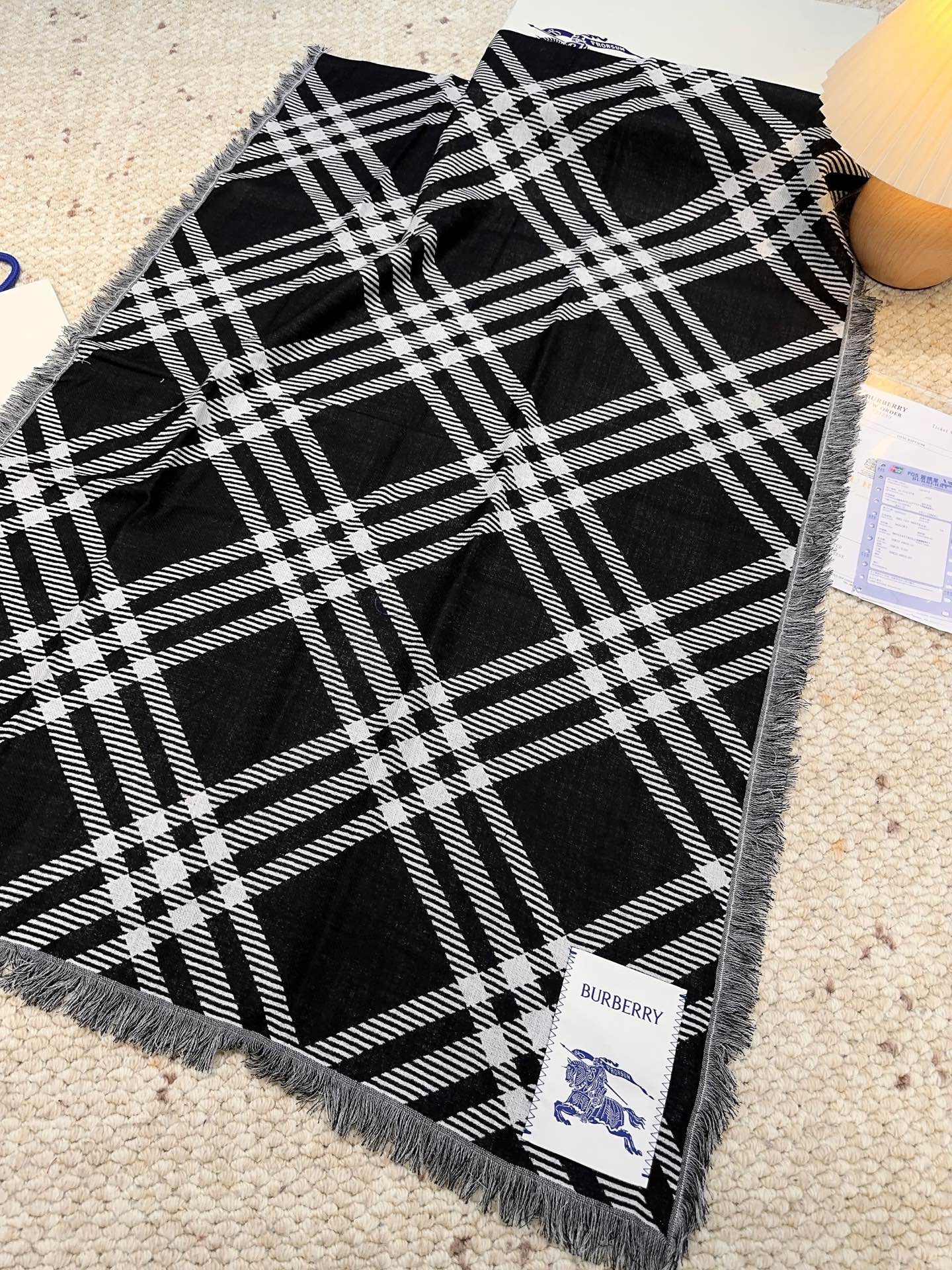 𝐁𝐔𝐑𝐁𝐄𝐑𝐑𝐘 • 𝟐𝟓ꫛꫀꪝ《骑士格纹长巾》张婧仪同款，原单品质！Size：200x65cm 70%