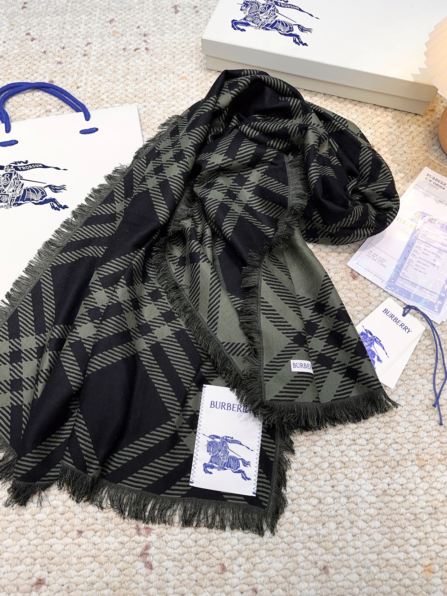 𝐁𝐔𝐑𝐁𝐄𝐑𝐑𝐘 • 𝟐𝟓ꫛꫀꪝ《骑士格纹长巾》张婧仪同款，原单品质！Size：200x65cm 70%