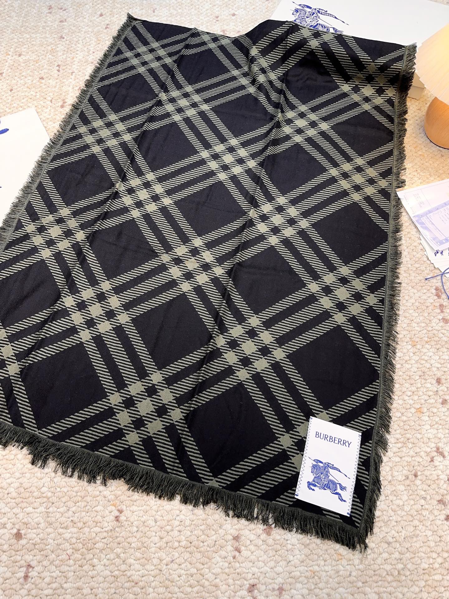𝐁𝐔𝐑𝐁𝐄𝐑𝐑𝐘 • 𝟐𝟓ꫛꫀꪝ《骑士格纹长巾》张婧仪同款，原单品质！Size：200x65cm 70%