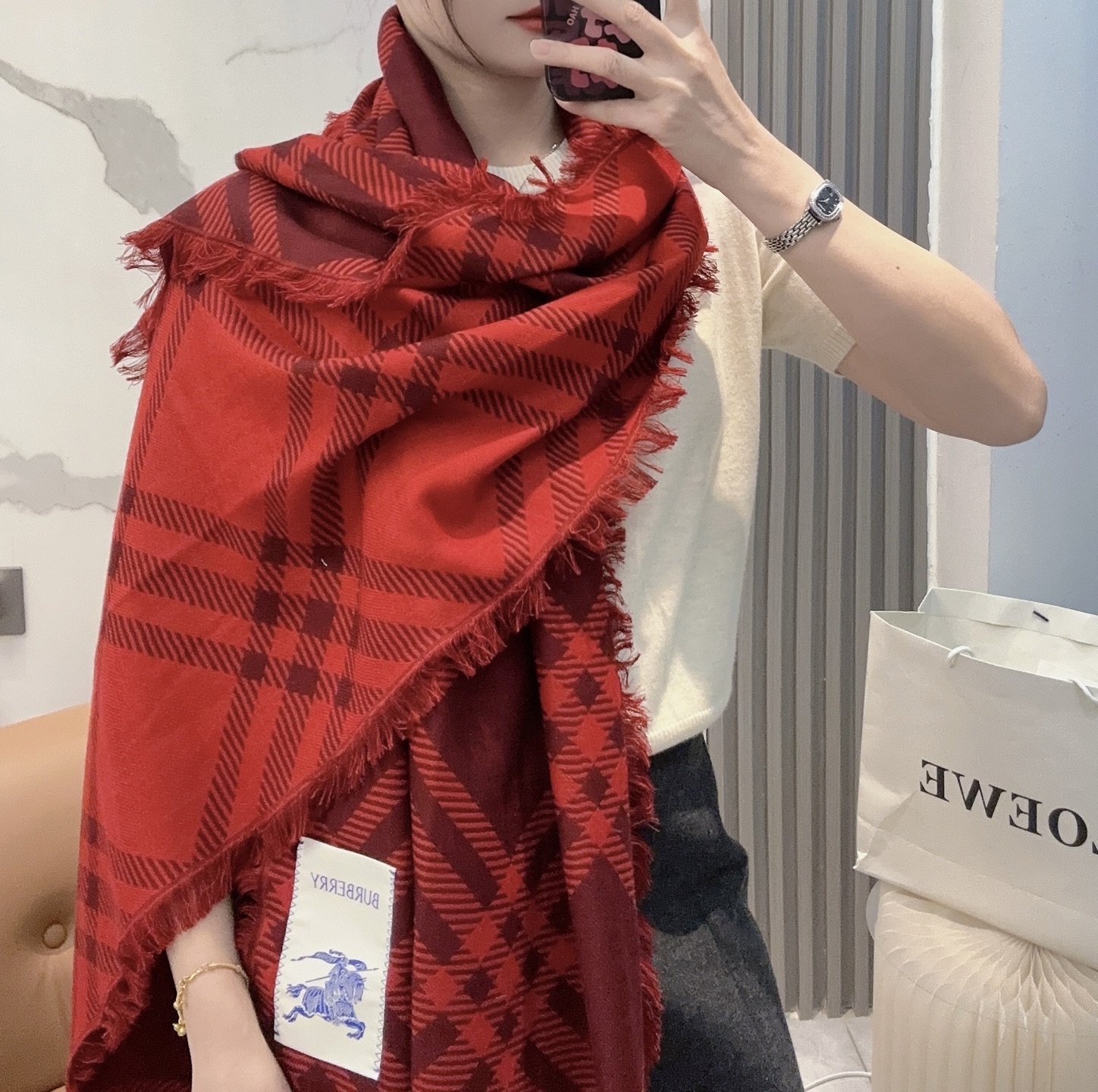 NO:704424,'Knight Plaid Long Scarf' Same style as Zhang Jingyi, original quality!  Size200x65cm 70 Wool 30 Silk Made of soft wool-silk blended fabric, double-layered and double-color, light and capable, versatile for all seasons ~ Worsted plaid pattern with equestrian knight logo, Burberry double-sided contrasting design, same style for men and women, sun protection shawl, paired with windbreaker jacket, full of British style!  A variety of matching methods, combining warmth and luxury. High version scarf, high version scarf, burberry, jackets & coats, real silk, shawls19860909《骑士格纹长巾》 张婧仪同款,原单品质！ Size200x65cm 70 羊毛 30真丝 柔软羊毛丝质混纺面料打造,双层双色,轻盈干练四季百搭～精纺格纹图案搭配马术骑士徽标,巴宝莉 双面对比色设计,男女同款点缀造型、防晒披肩,搭配风衣外套,英伦风十足！多种搭配方式,兼具保暖性与奢华感.高版本围巾,高版本围巾,burberry,jackets & coats,real silk,shawls,scarf