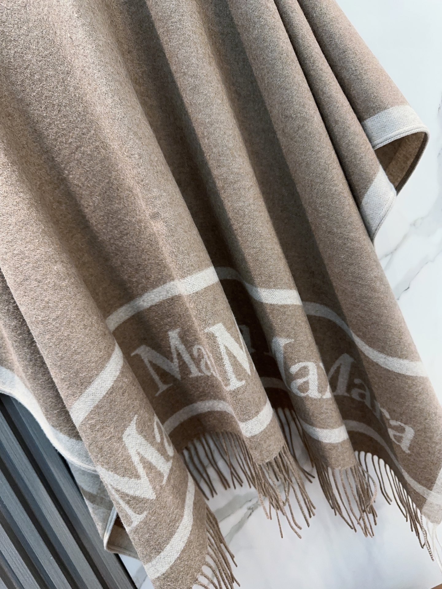 ✔️Maxmara臻品推荐，24年最火的斗篷披肩，同步专柜5000➕，秋冬新款！亲妈价格给力推荐！造型功