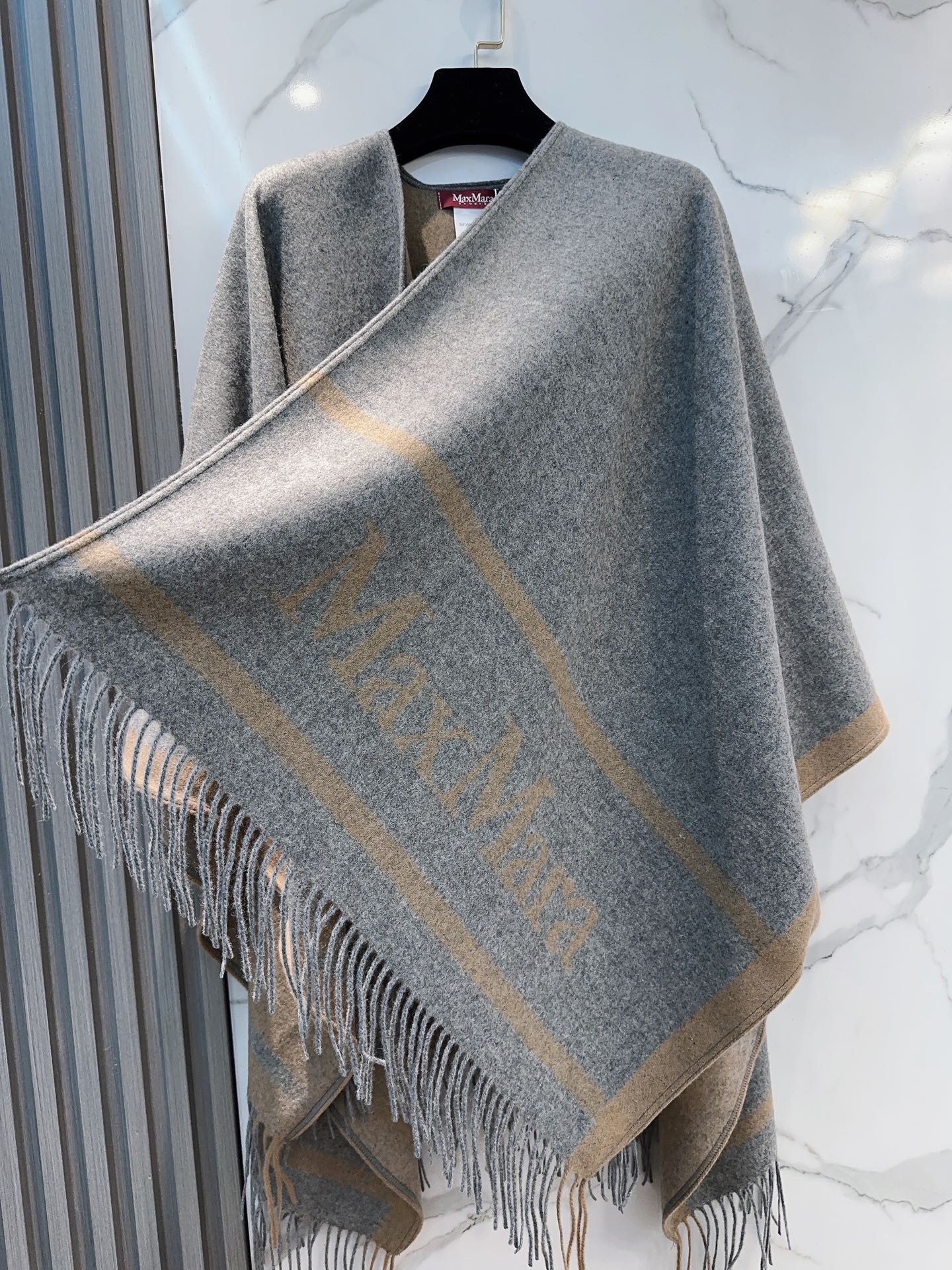 ✔️Maxmara臻品推荐，24年最火的斗篷披肩，同步专柜5000➕，秋冬新款！亲妈价格给力推荐！造型功