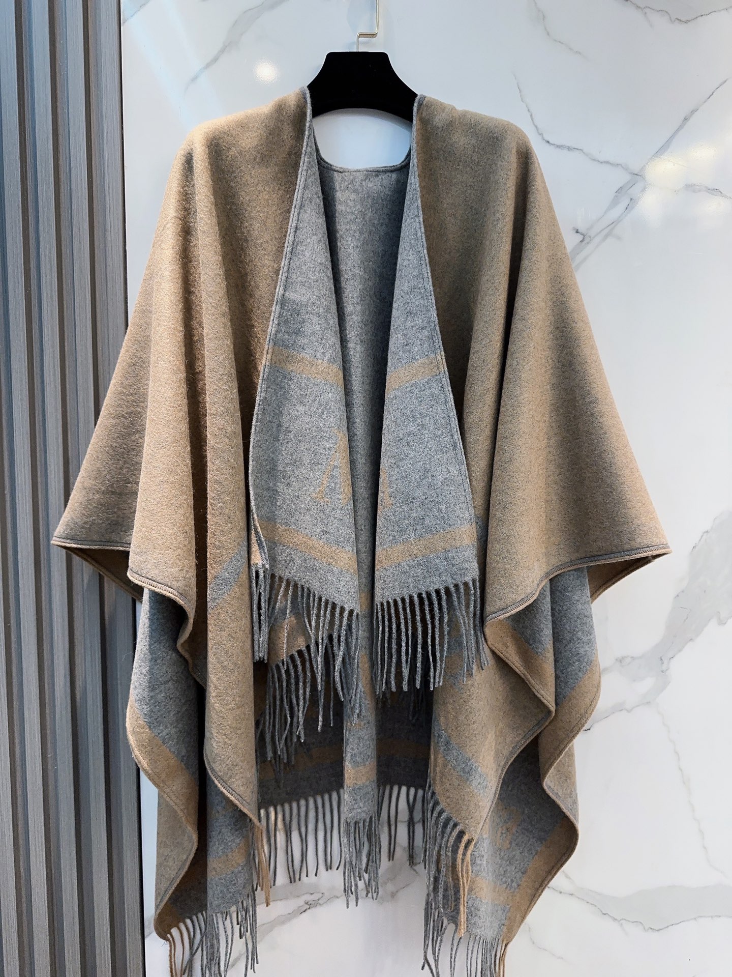 ✔️Maxmara臻品推荐，24年最火的斗篷披肩，同步专柜5000➕，秋冬新款！亲妈价格给力推荐！造型功