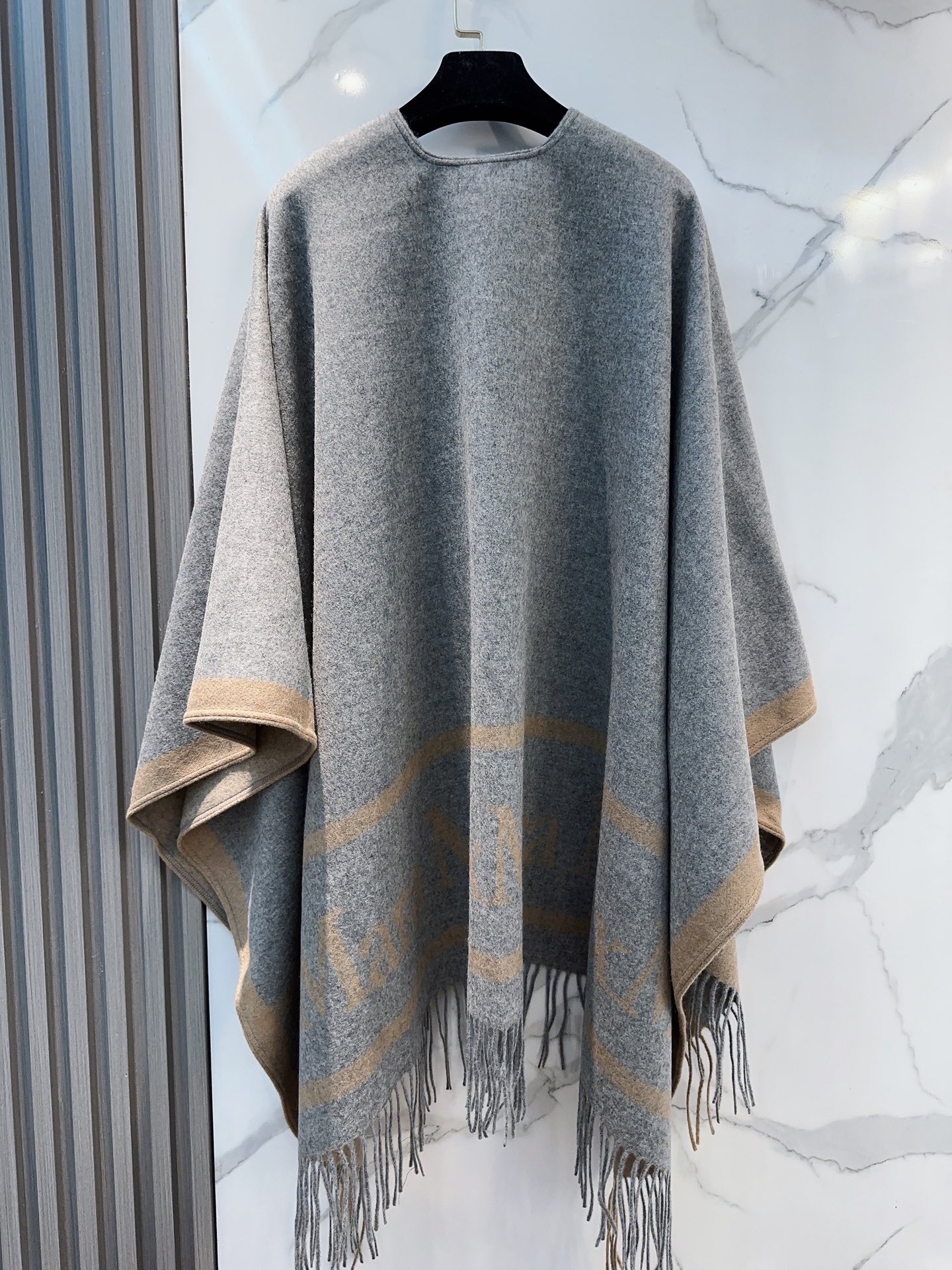 ✔️Maxmara臻品推荐，24年最火的斗篷披肩，同步专柜5000➕，秋冬新款！亲妈价格给力推荐！造型功