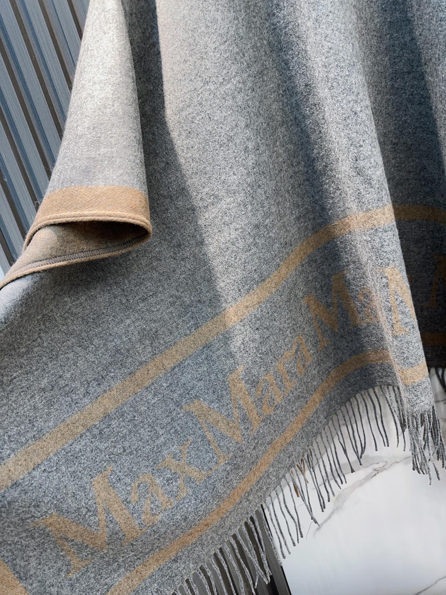 ✔️Maxmara臻品推荐，24年最火的斗篷披肩，同步专柜5000➕，秋冬新款！亲妈价格给力推荐！造型功