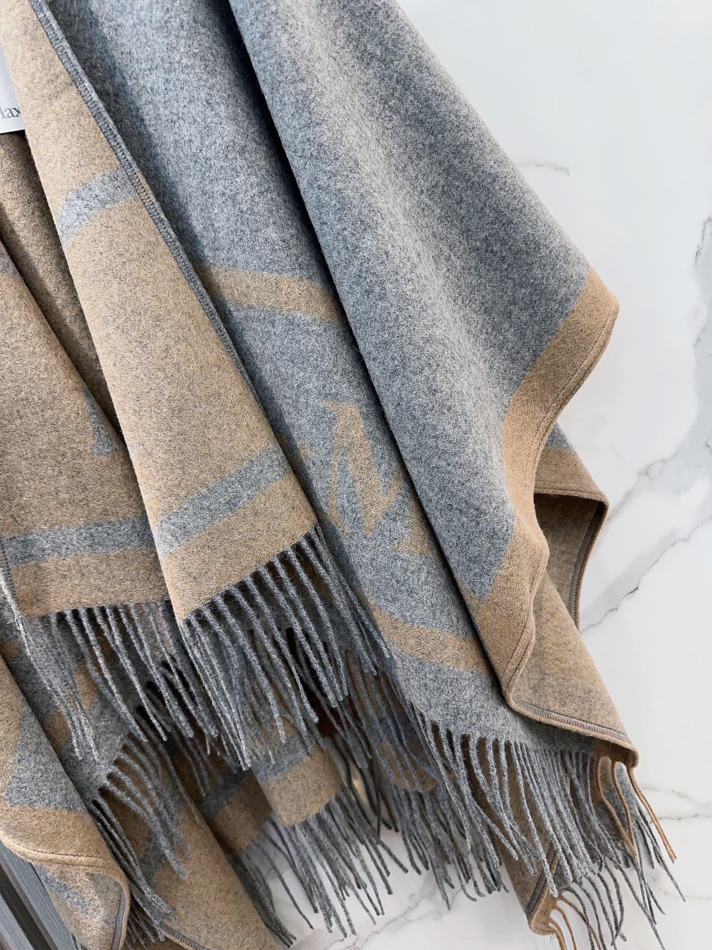 ✔️Maxmara臻品推荐，24年最火的斗篷披肩，同步专柜5000➕，秋冬新款！亲妈价格给力推荐！造型功