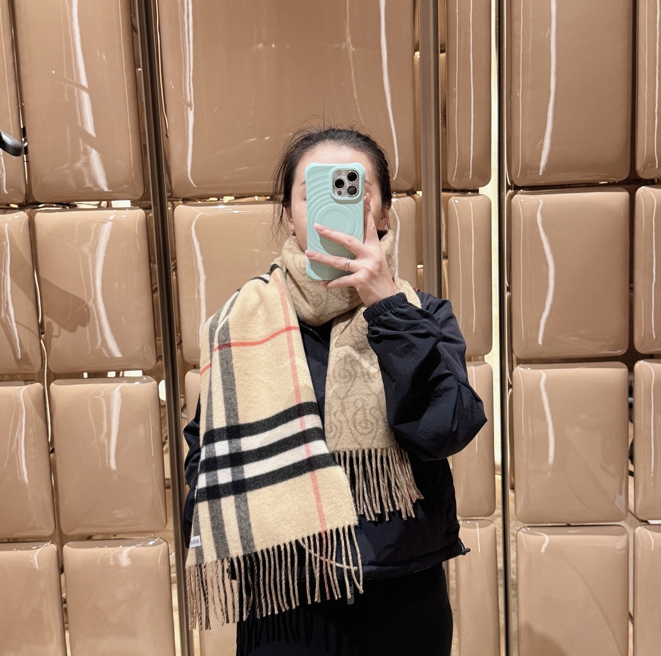 Burberry B字形盾牌 Burberry · 巴宝莉双面围巾 的要疯掉了 太有型太有魅力了 非常斯文 的秋冬单品 真的很喜欢