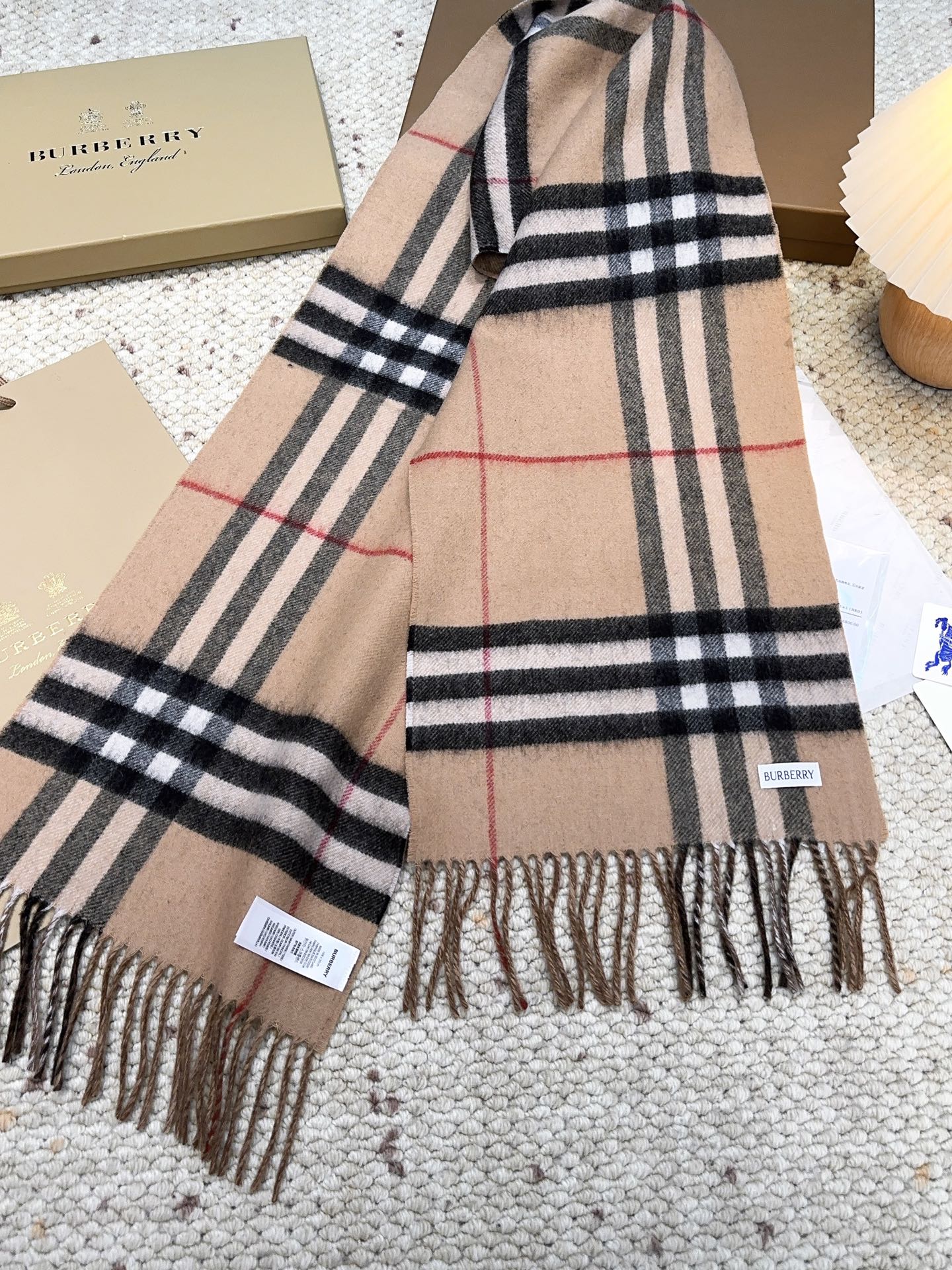 Burberry B字形盾牌 Burberry · 巴宝莉双面围巾 的要疯掉了 太有型太有魅力了 非常斯文 的秋冬单品 真的很喜欢