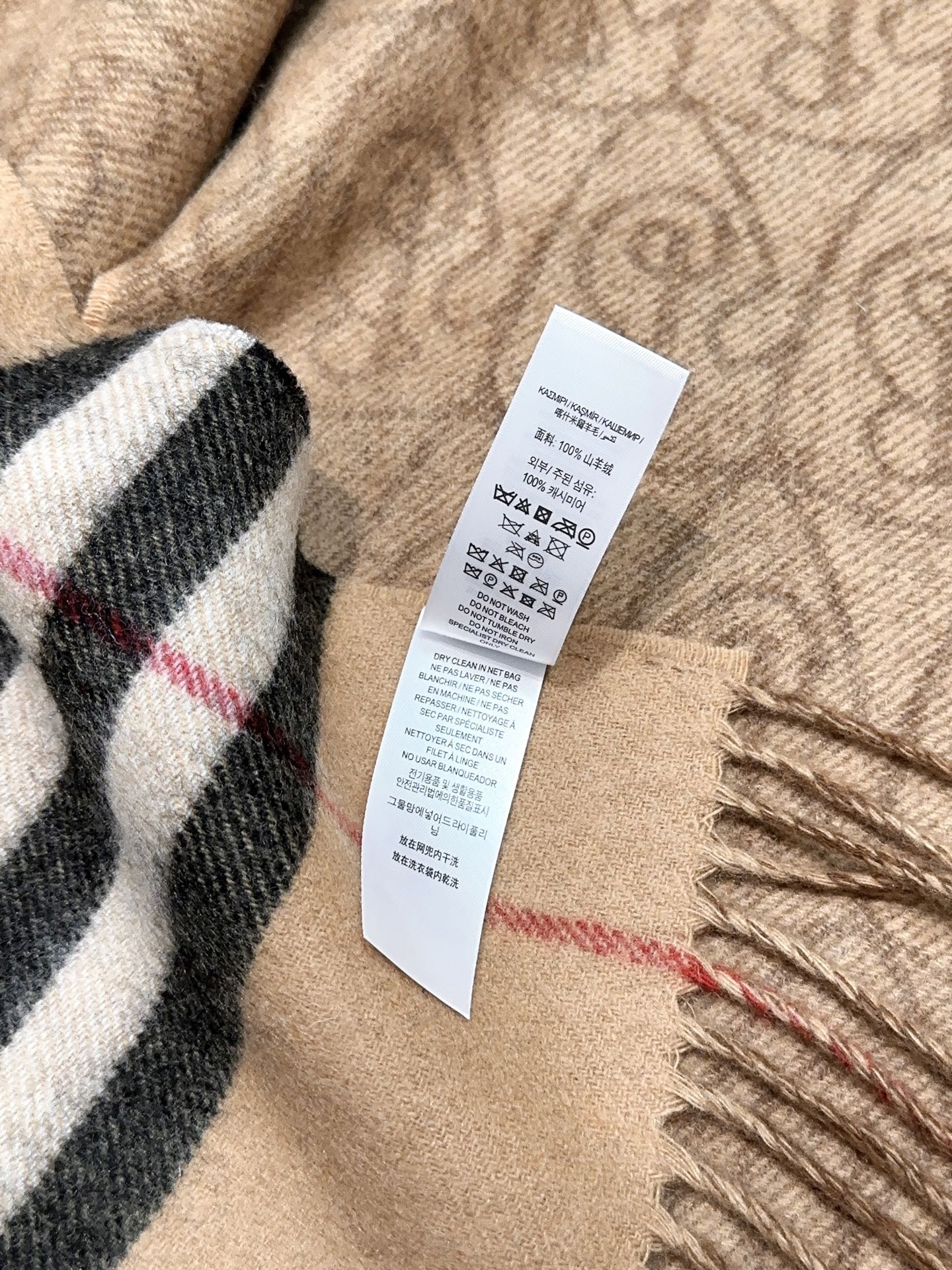 Burberry B字形盾牌 Burberry · 巴宝莉双面围巾 的要疯掉了 太有型太有魅力了 非常斯文 的秋冬单品 真的很喜欢