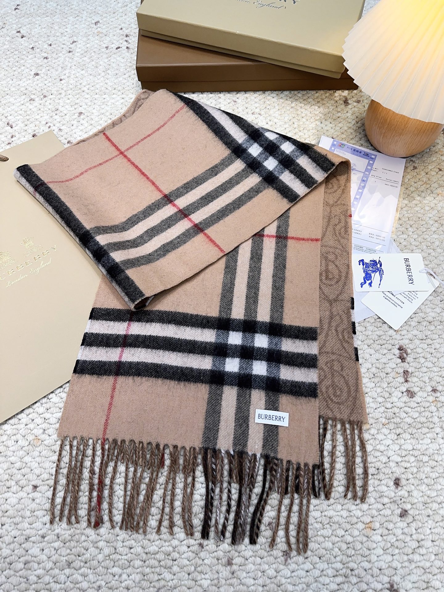 Burberry B字形盾牌 Burberry · 巴宝莉双面围巾 的要疯掉了 太有型太有魅力了 非常斯文 的秋冬单品 真的很喜欢