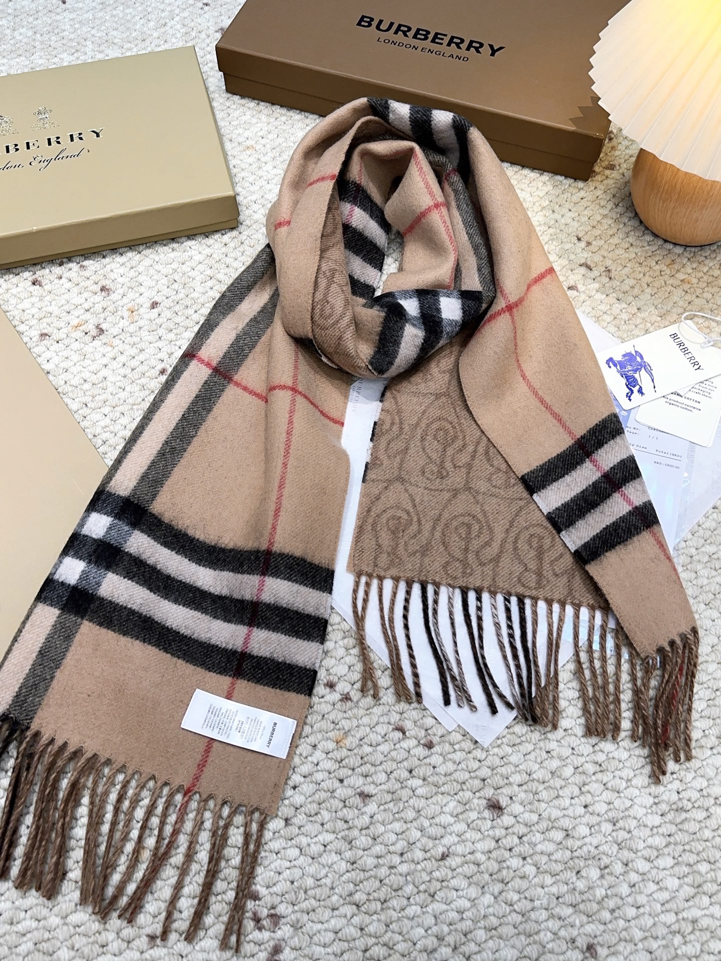 Burberry B字形盾牌 Burberry · 巴宝莉双面围巾 的要疯掉了 太有型太有魅力了 非常斯文 的秋冬单品 真的很喜欢