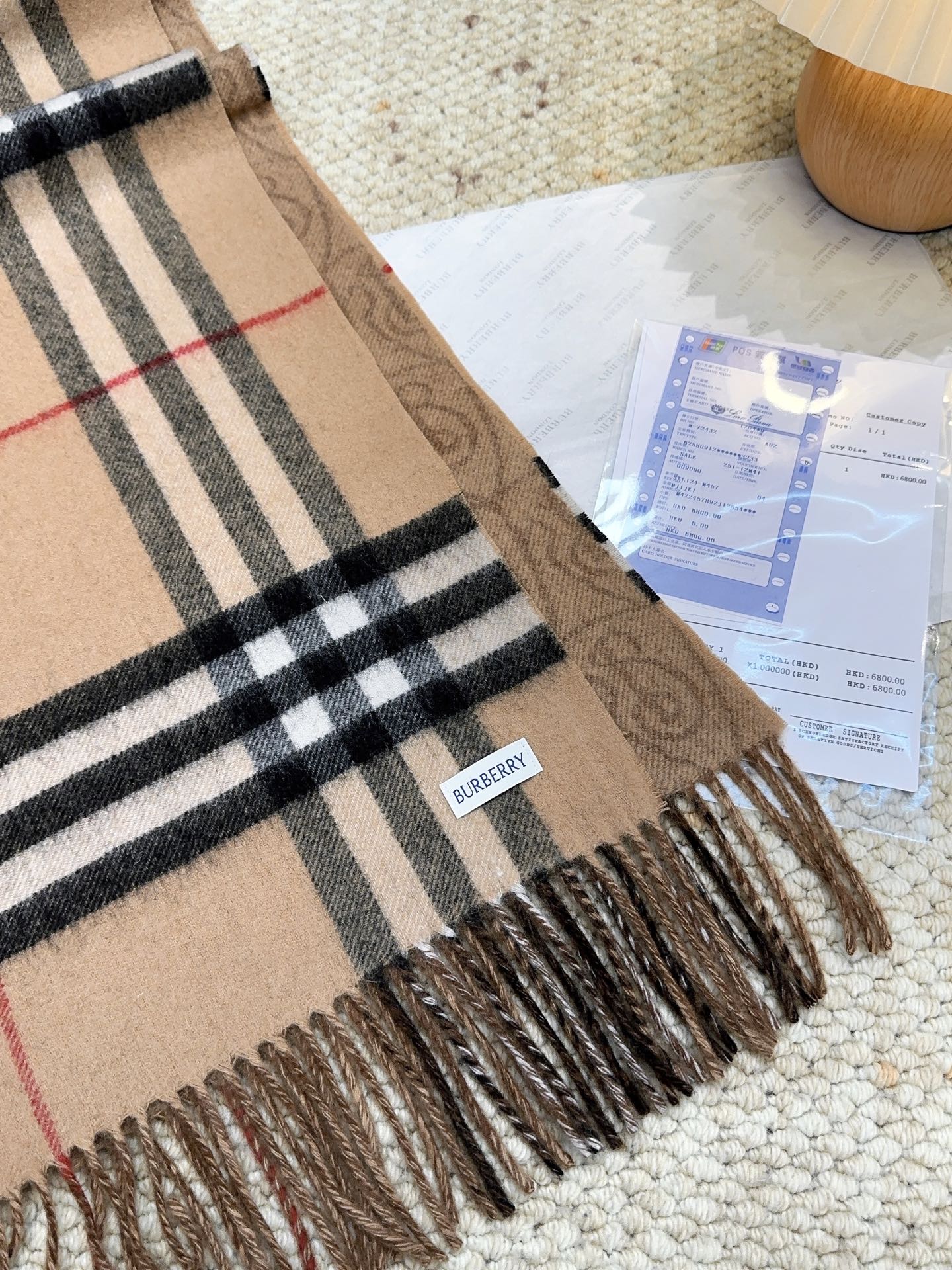 Burberry B字形盾牌 Burberry · 巴宝莉双面围巾 的要疯掉了 太有型太有魅力了 非常斯文 的秋冬单品 真的很喜欢