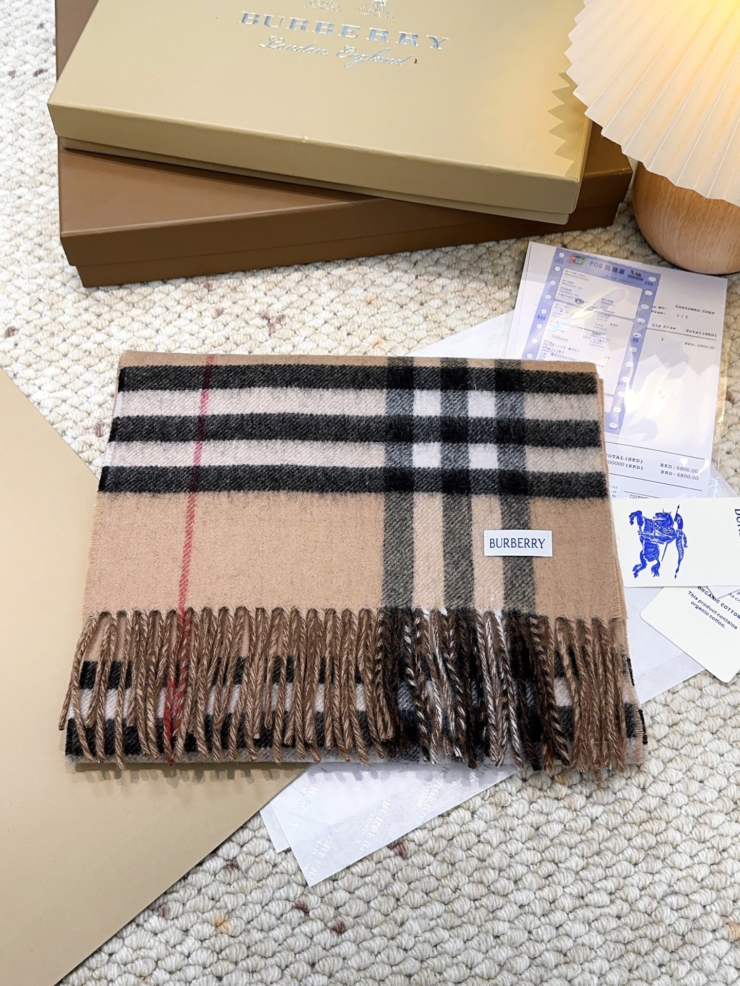 Burberry B字形盾牌 Burberry · 巴宝莉双面围巾 的要疯掉了 太有型太有魅力了 非常斯文 的秋冬单品 真的很喜欢
