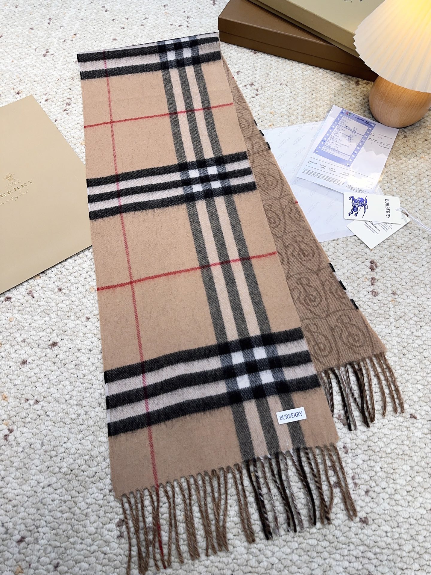Burberry B字形盾牌 Burberry · 巴宝莉双面围巾 的要疯掉了 太有型太有魅力了 非常斯文 的秋冬单品 真的很喜欢