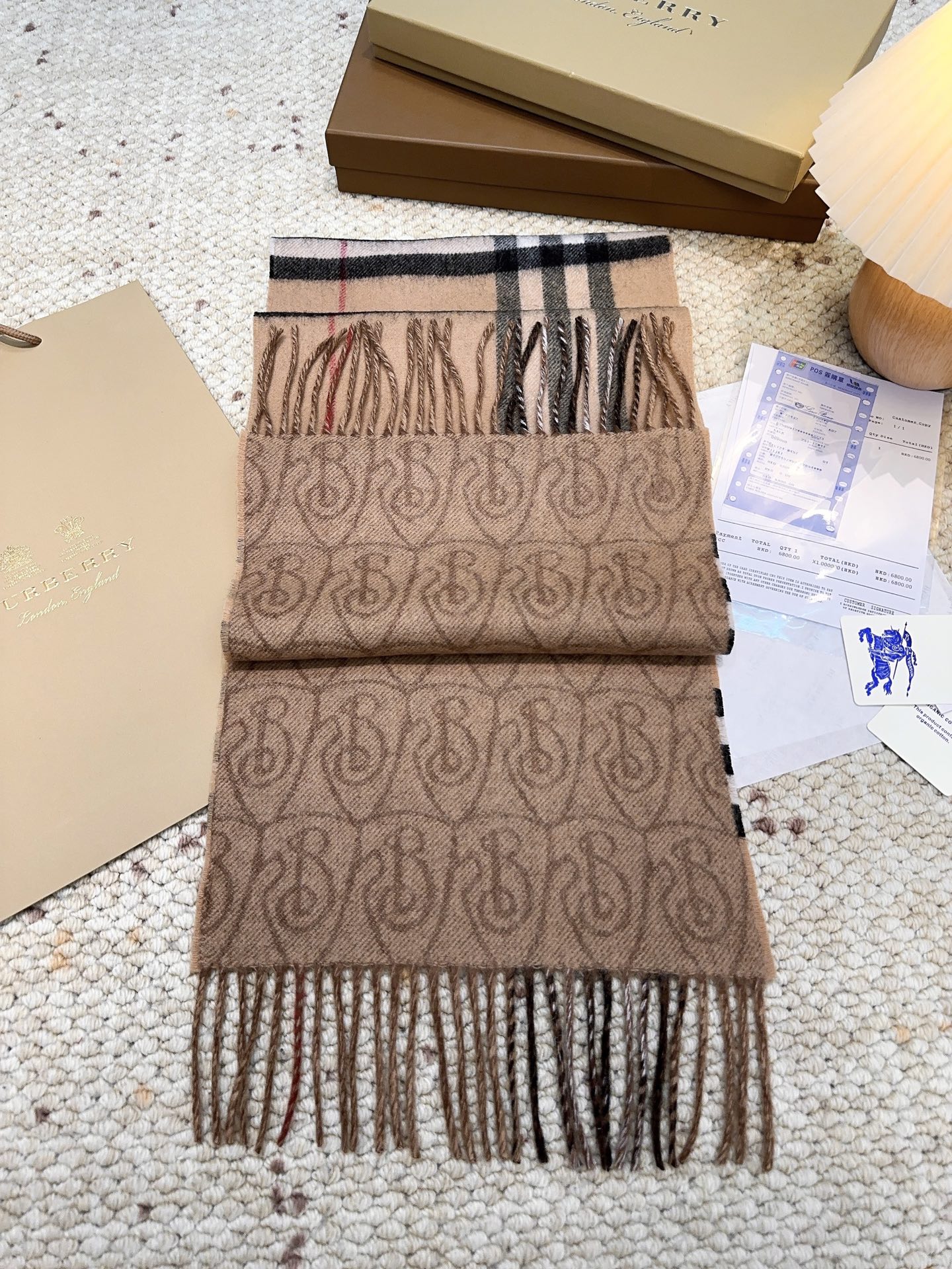 Burberry B字形盾牌 Burberry · 巴宝莉双面围巾 的要疯掉了 太有型太有魅力了 非常斯文 的秋冬单品 真的很喜欢
