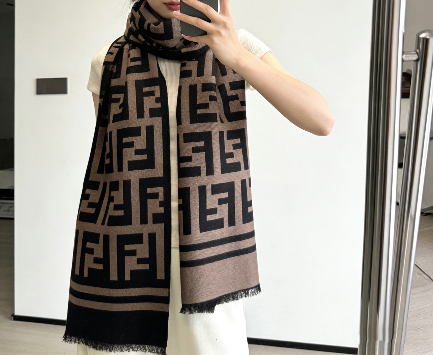 Fendi ‼Fendi今年最火的围巾 全世界都在抢的老花FF字母款 主打的限量大 ‼ 也是有钱也很难买到的好玩意儿‼正儿八经的好东西