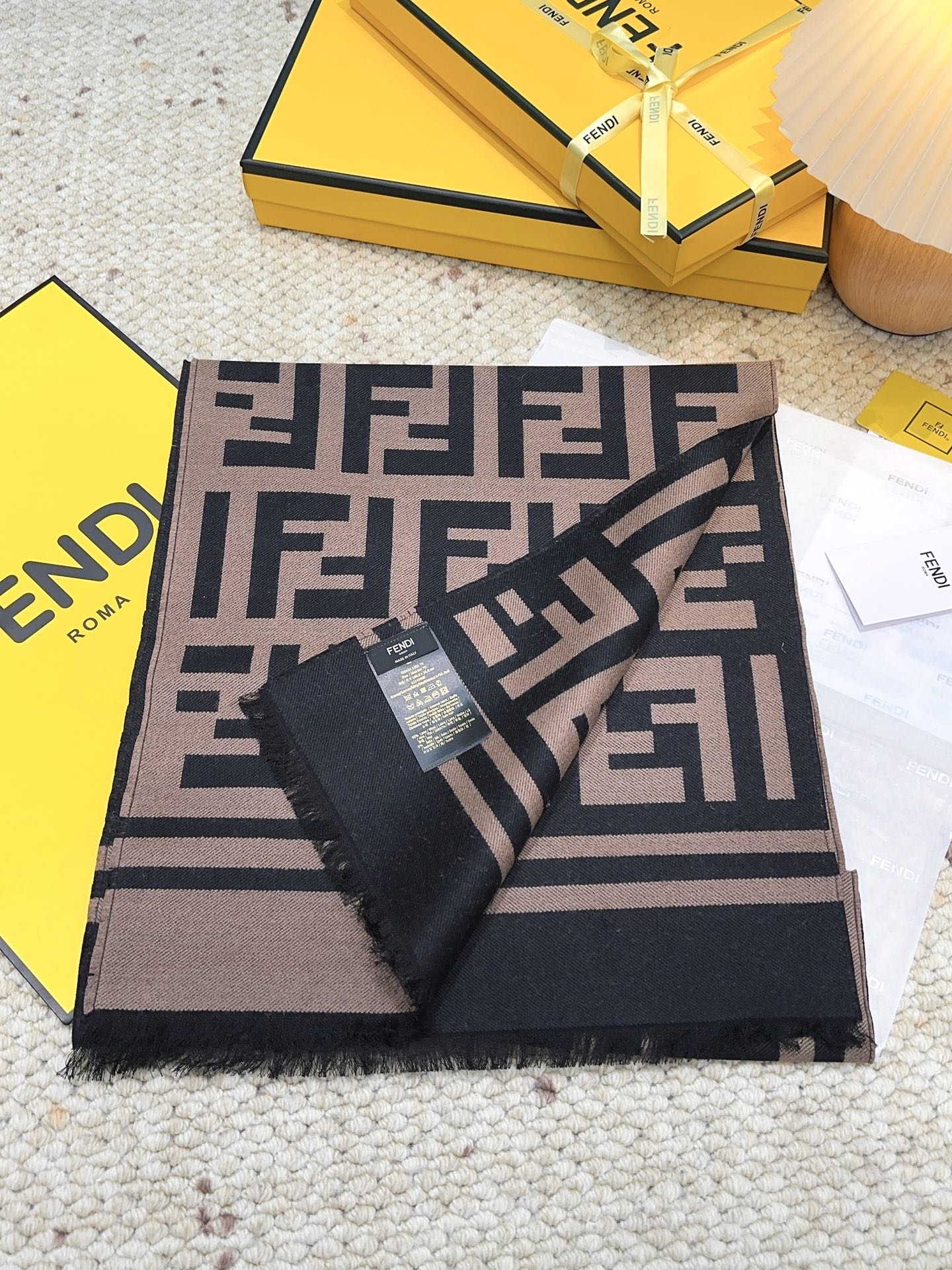 Fendi ‼Fendi今年最火的围巾 全世界都在抢的老花FF字母款 主打的限量大 ‼ 也是有钱也很难买到的好玩意儿‼正儿八经的好东西