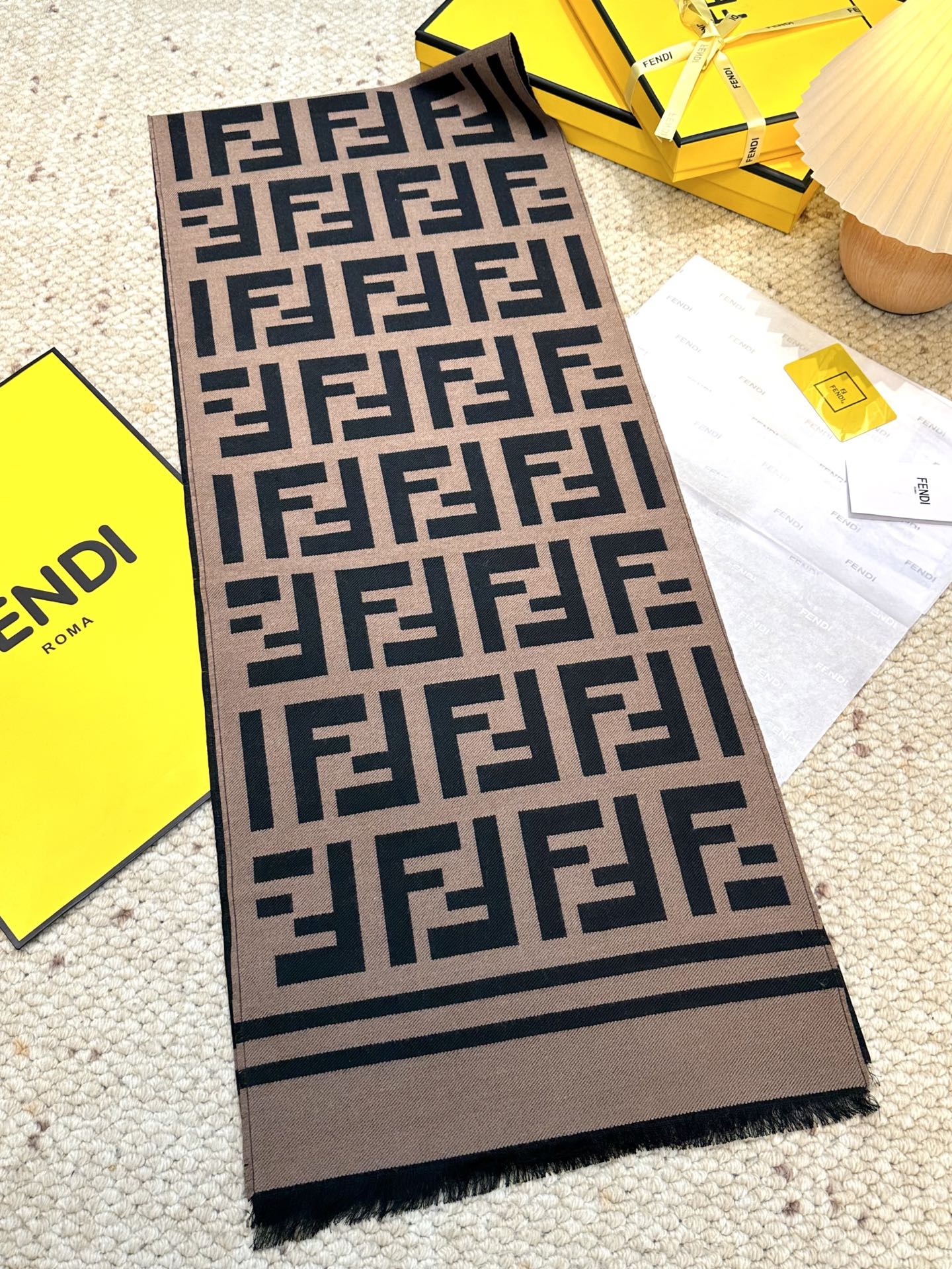 Fendi ‼Fendi今年最火的围巾 全世界都在抢的老花FF字母款 主打的限量大 ‼ 也是有钱也很难买到的好玩意儿‼正儿八经的好东西