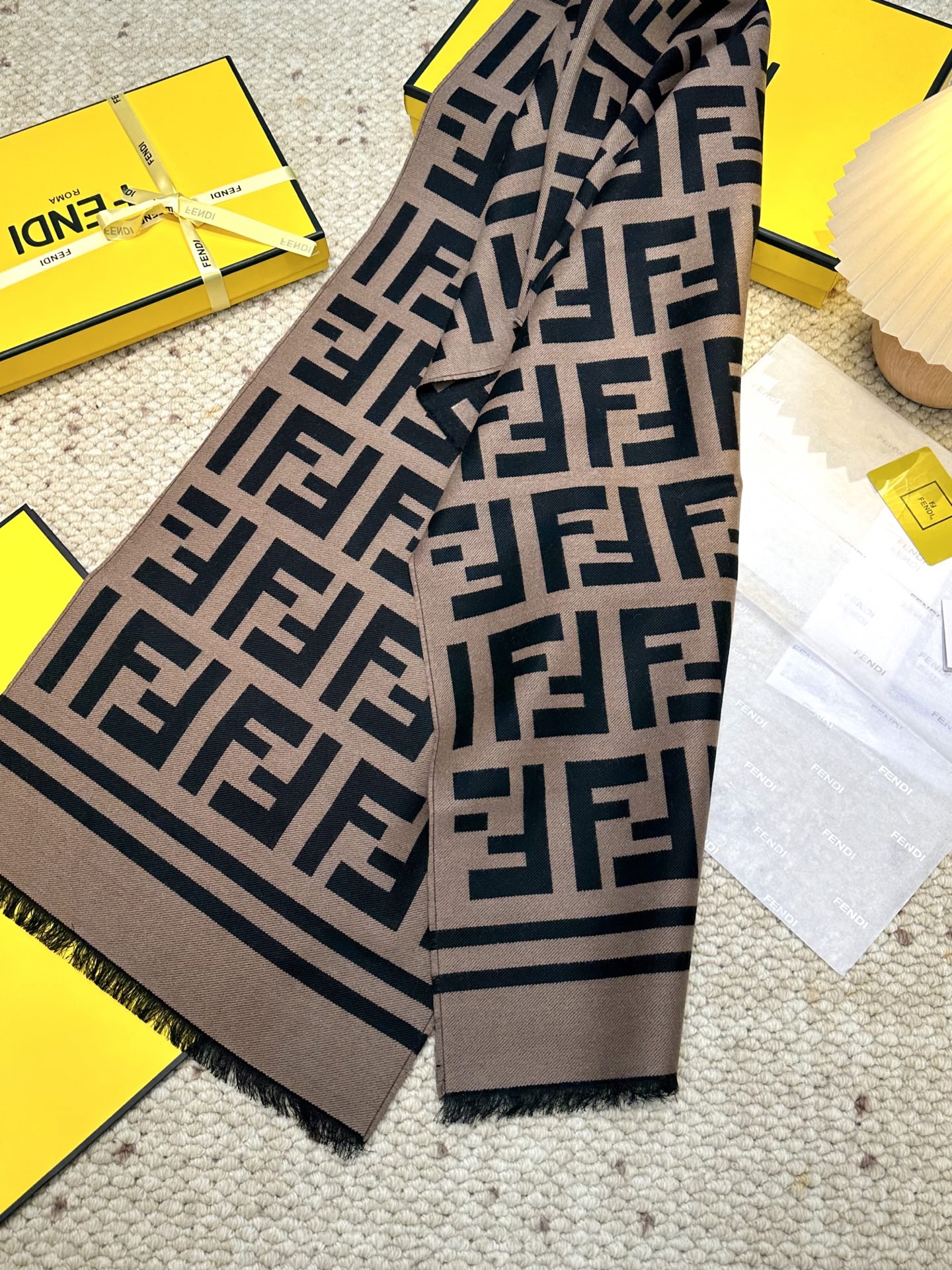 Fendi ‼Fendi今年最火的围巾 全世界都在抢的老花FF字母款 主打的限量大 ‼ 也是有钱也很难买到的好玩意儿‼正儿八经的好东西