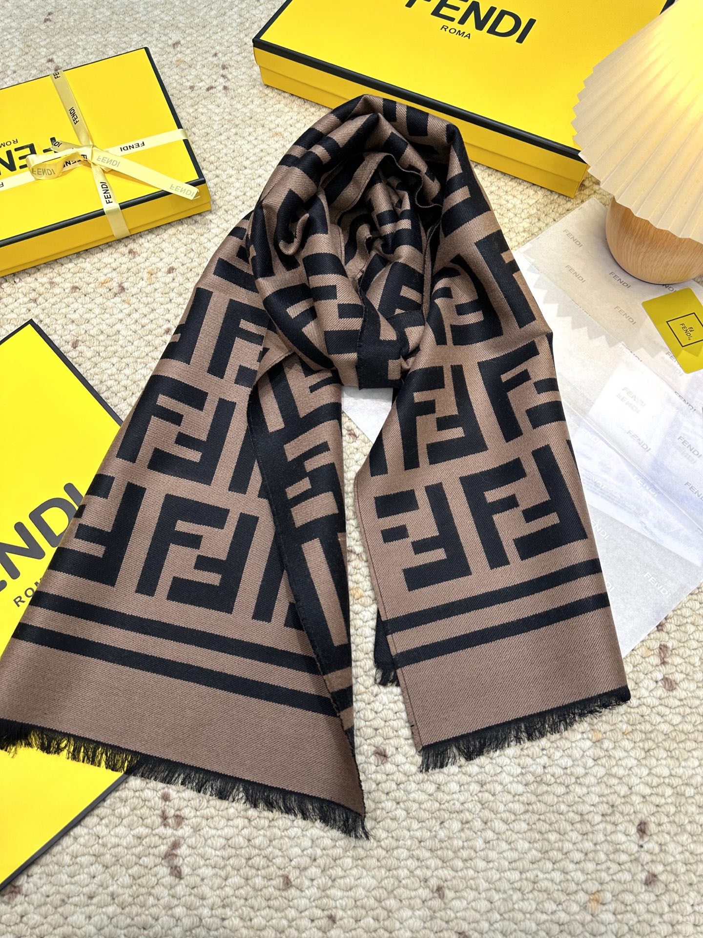 Fendi ‼Fendi今年最火的围巾 全世界都在抢的老花FF字母款 主打的限量大 ‼ 也是有钱也很难买到的好玩意儿‼正儿八经的好东西