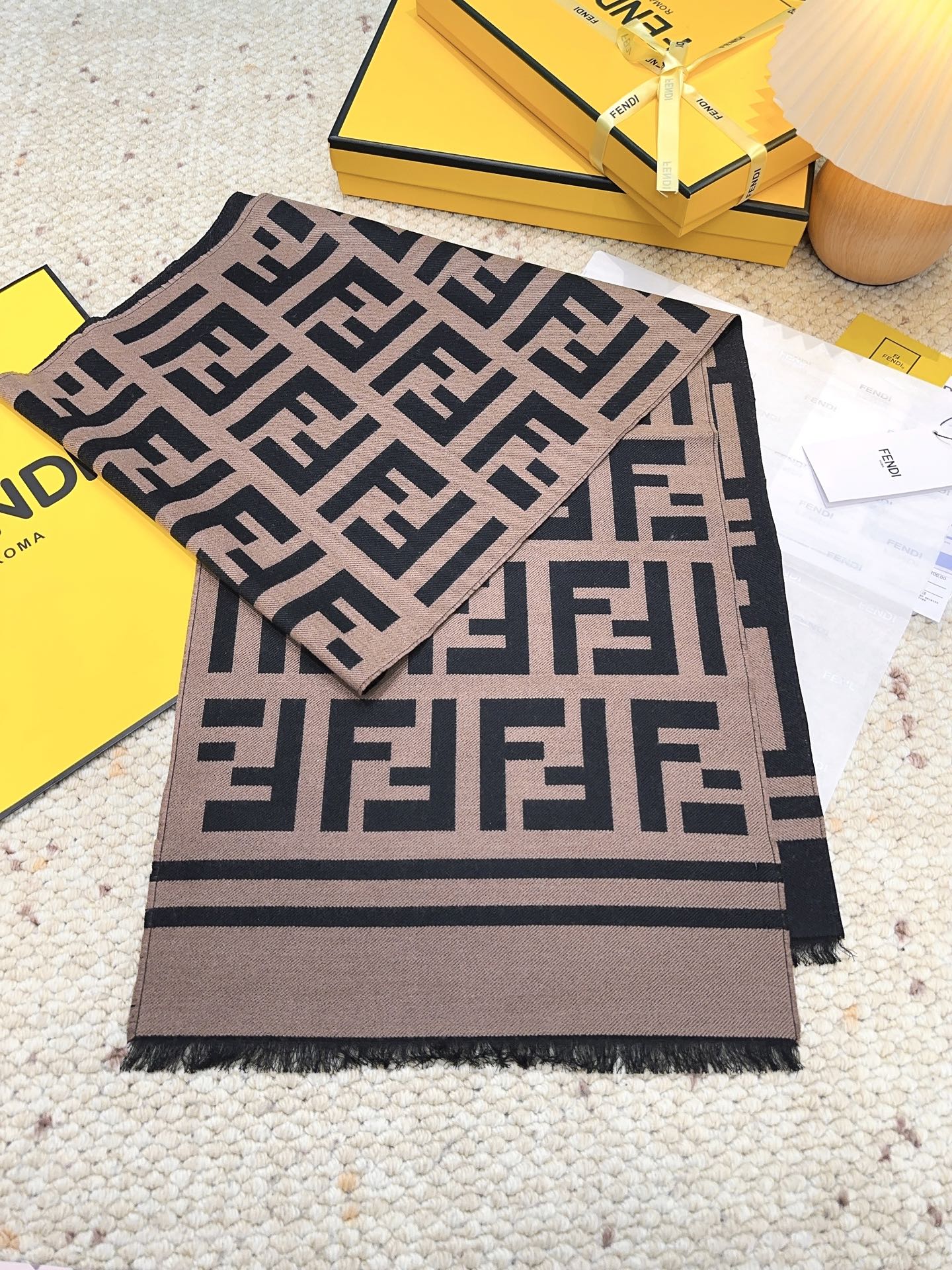 Fendi ‼Fendi今年最火的围巾 全世界都在抢的老花FF字母款 主打的限量大 ‼ 也是有钱也很难买到的好玩意儿‼正儿八经的好东西