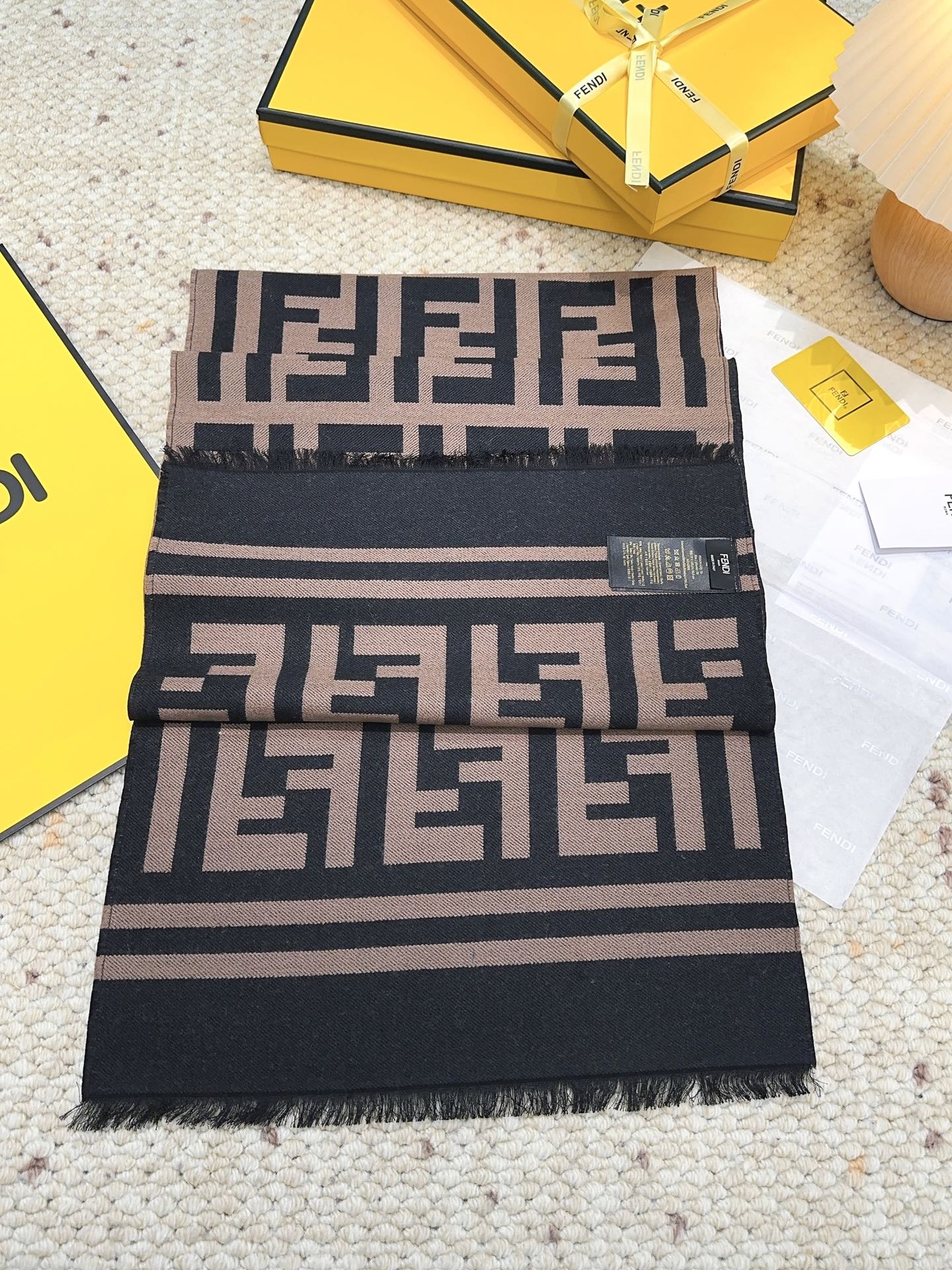 Fendi ‼Fendi今年最火的围巾 全世界都在抢的老花FF字母款 主打的限量大 ‼ 也是有钱也很难买到的好玩意儿‼正儿八经的好东西