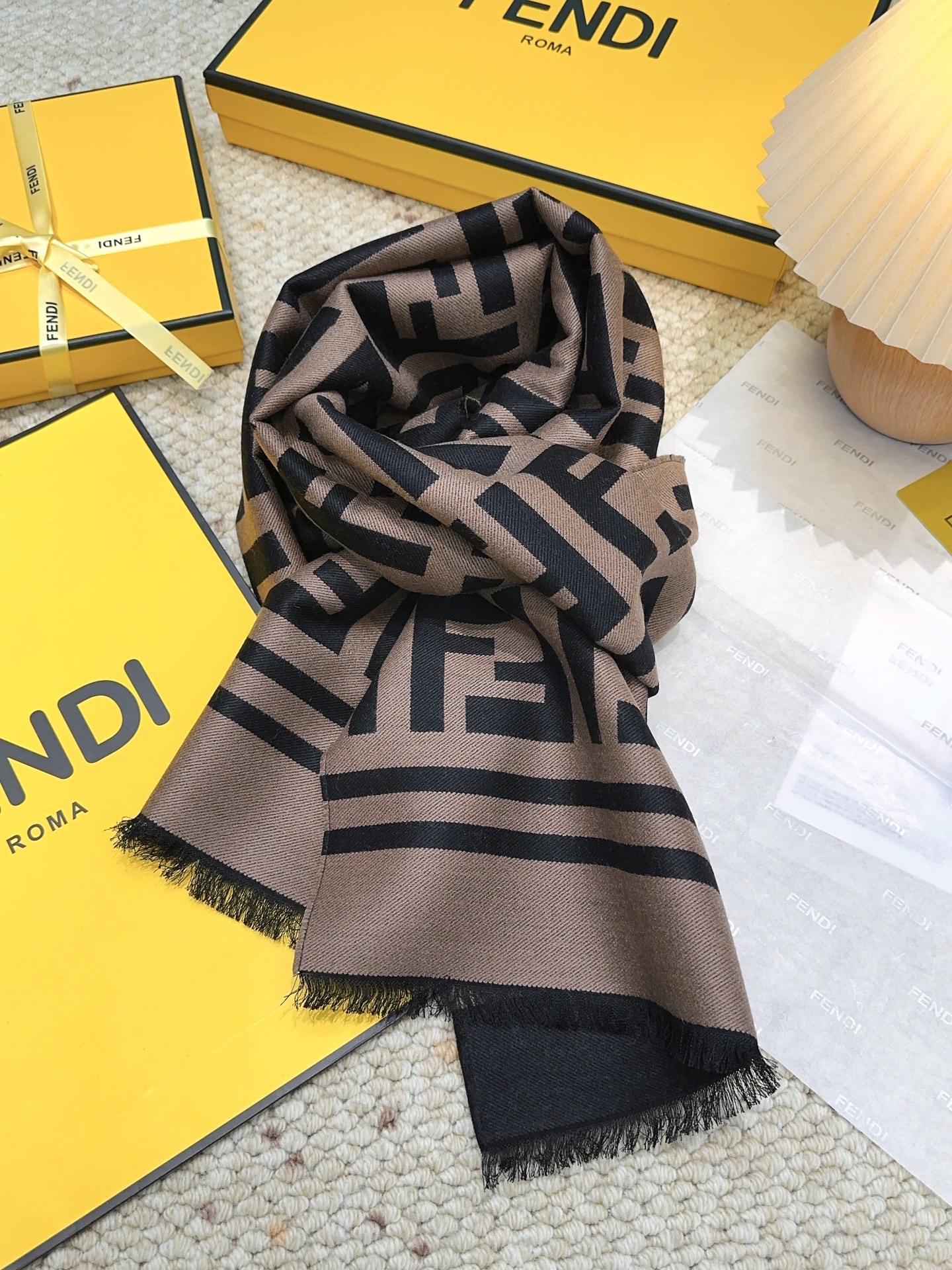Fendi ‼Fendi今年最火的围巾 全世界都在抢的老花FF字母款 主打的限量大 ‼ 也是有钱也很难买到的好玩意儿‼正儿八经的好东西