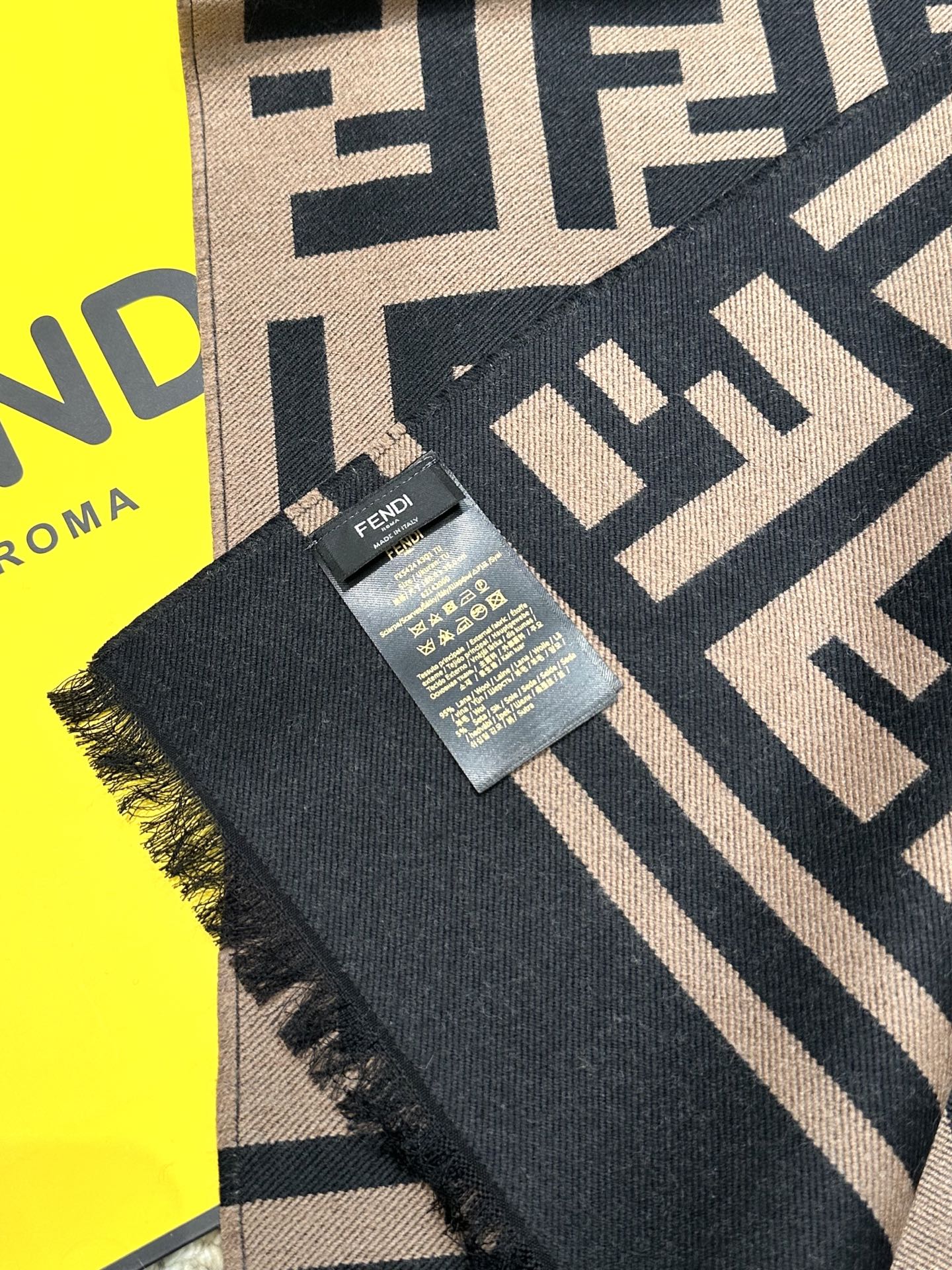Fendi ‼Fendi今年最火的围巾 全世界都在抢的老花FF字母款 主打的限量大 ‼ 也是有钱也很难买到的好玩意儿‼正儿八经的好东西